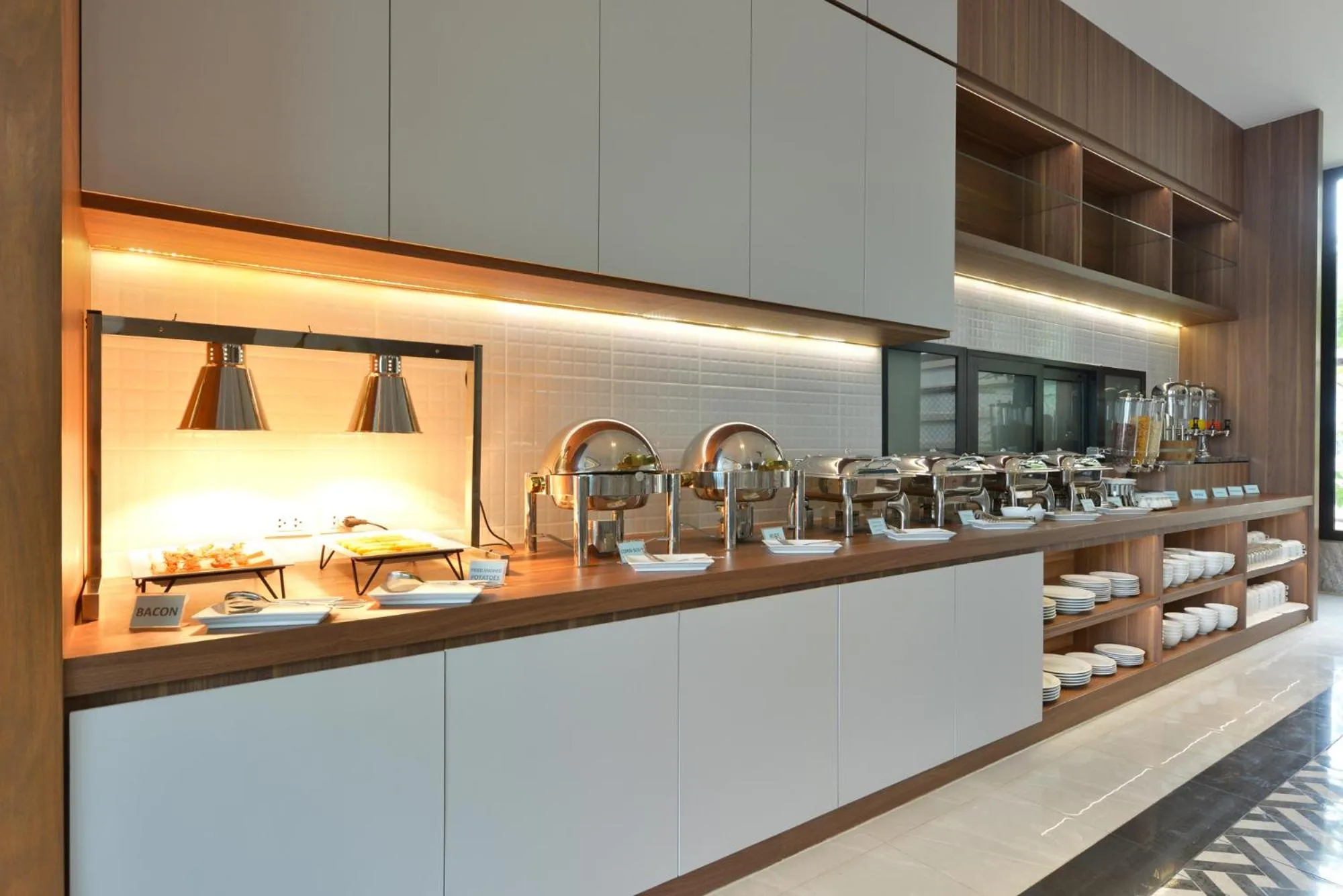 Restaurant/places to eat in Grace Patong Hotel