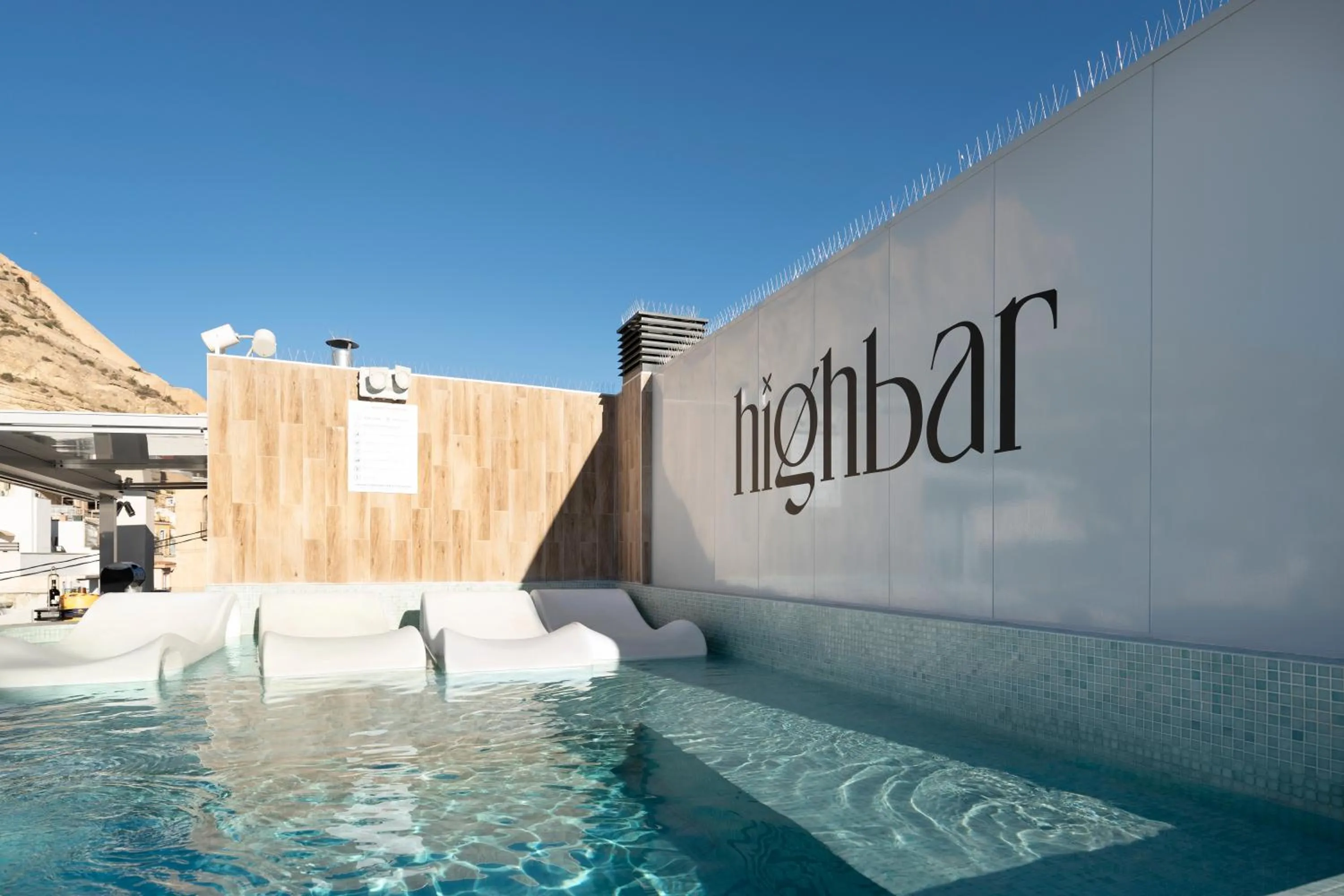 Swimming pool in Odyssey Rooms Alicante