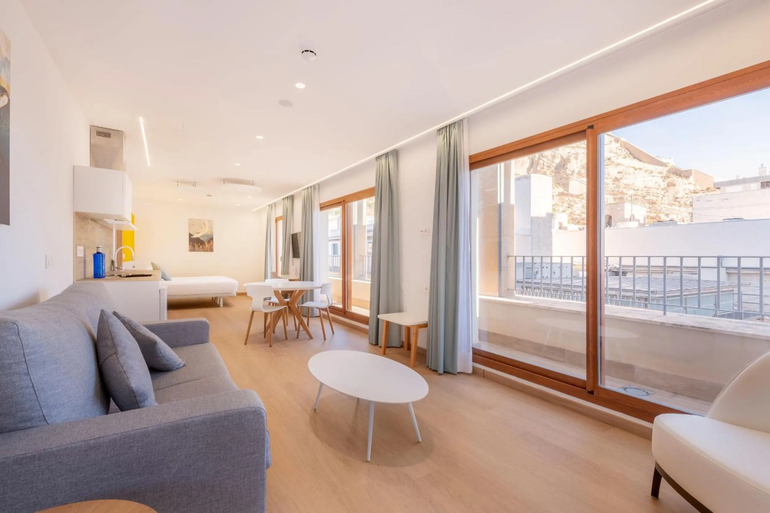 Photo of the whole room in Odyssey Rooms Alicante