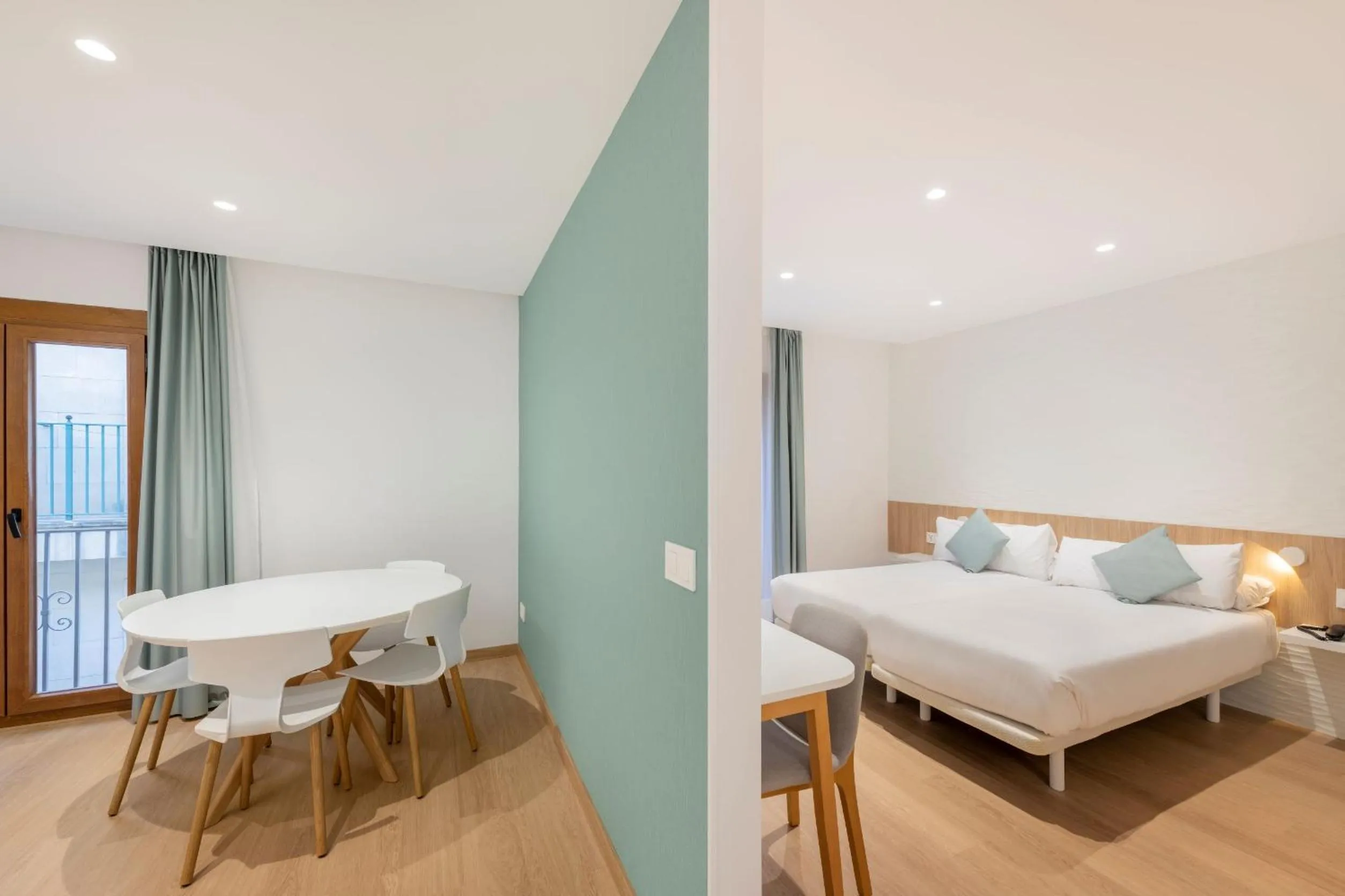 Dining area, Bed in Odyssey Rooms Alicante