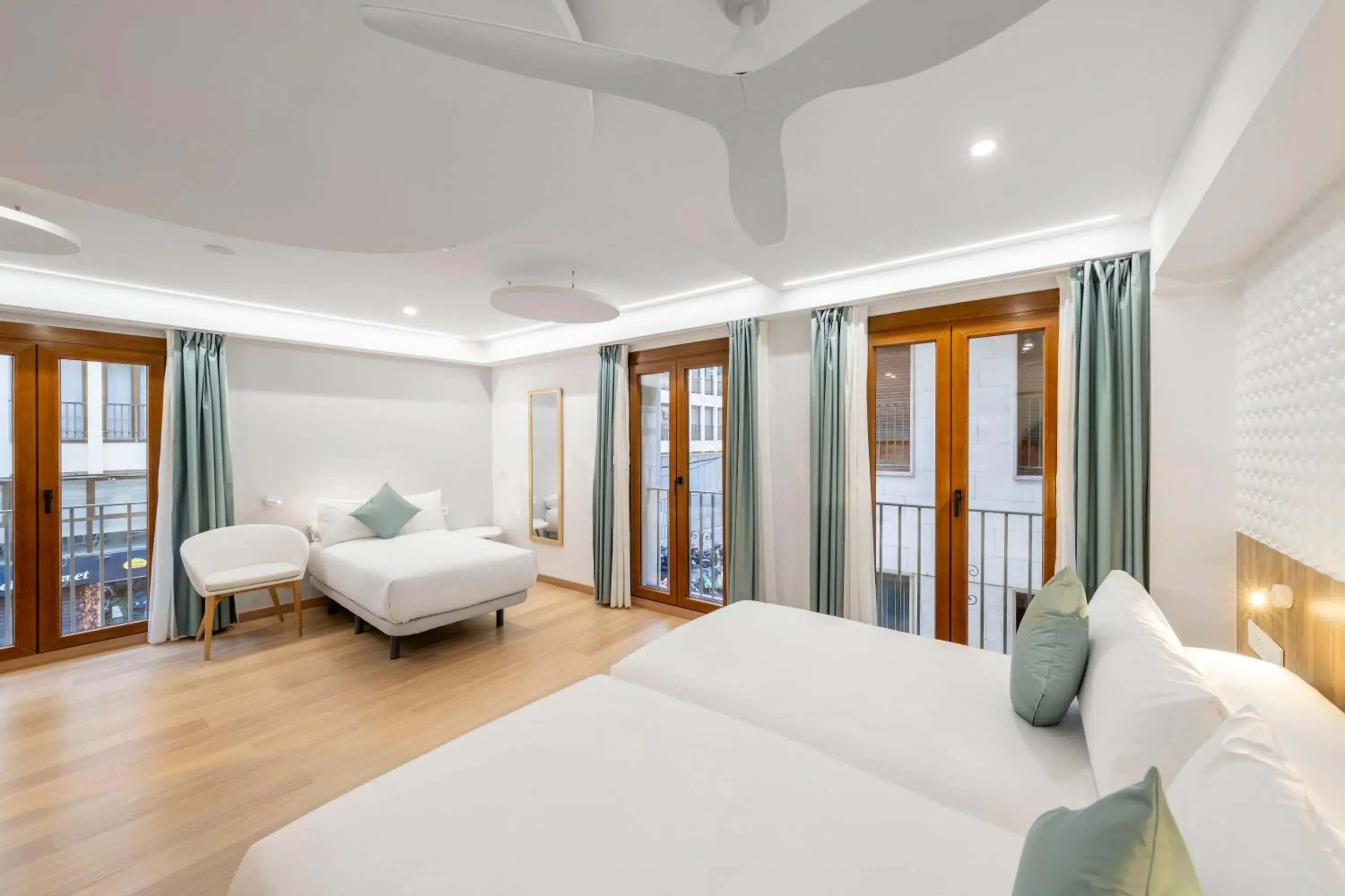 Superior Triple Room in Odyssey Rooms Alicante Superior Triple Room in Odyssey Rooms Alicante