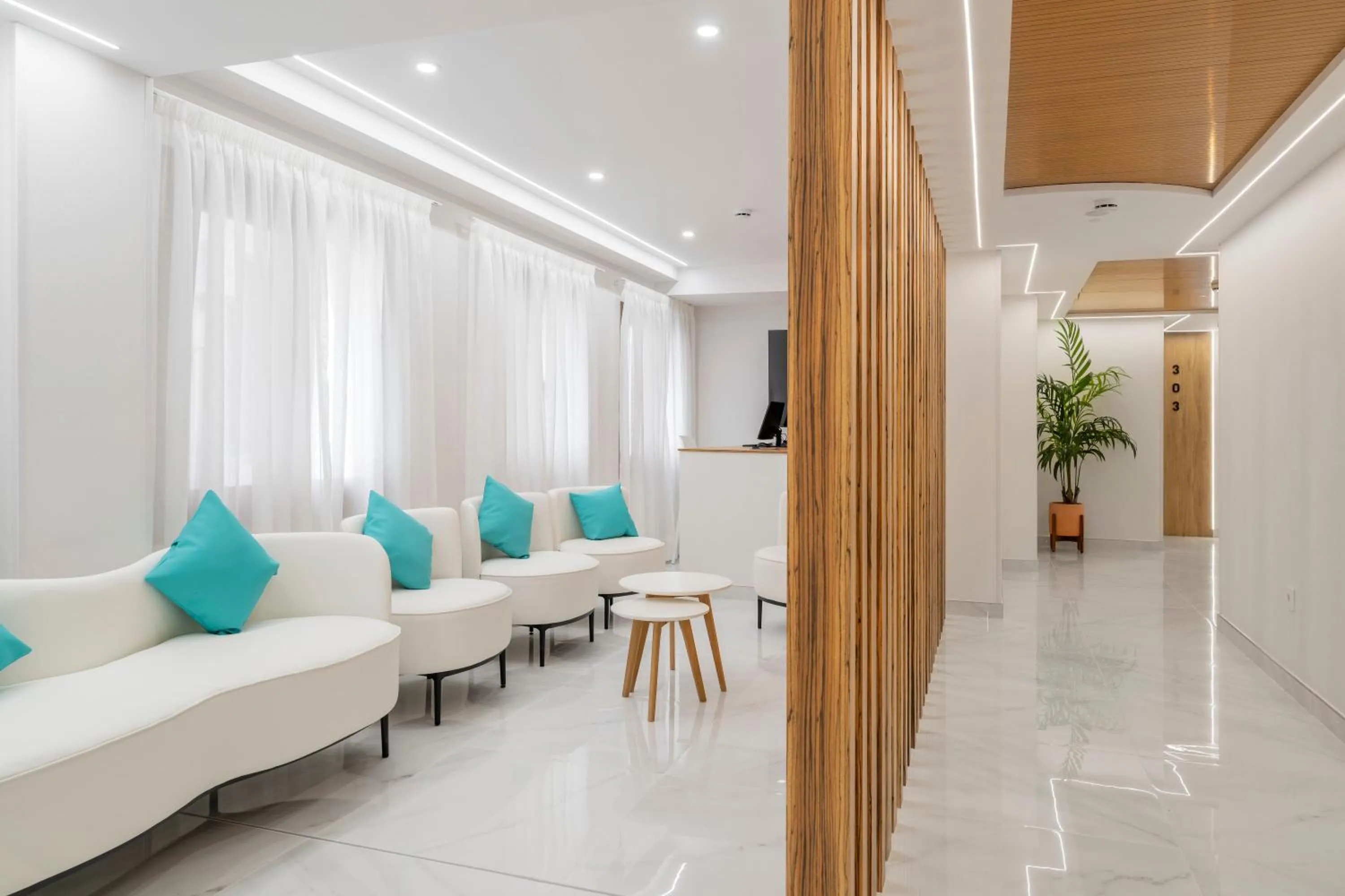 Communal lounge/ TV room in Odyssey Rooms Alicante