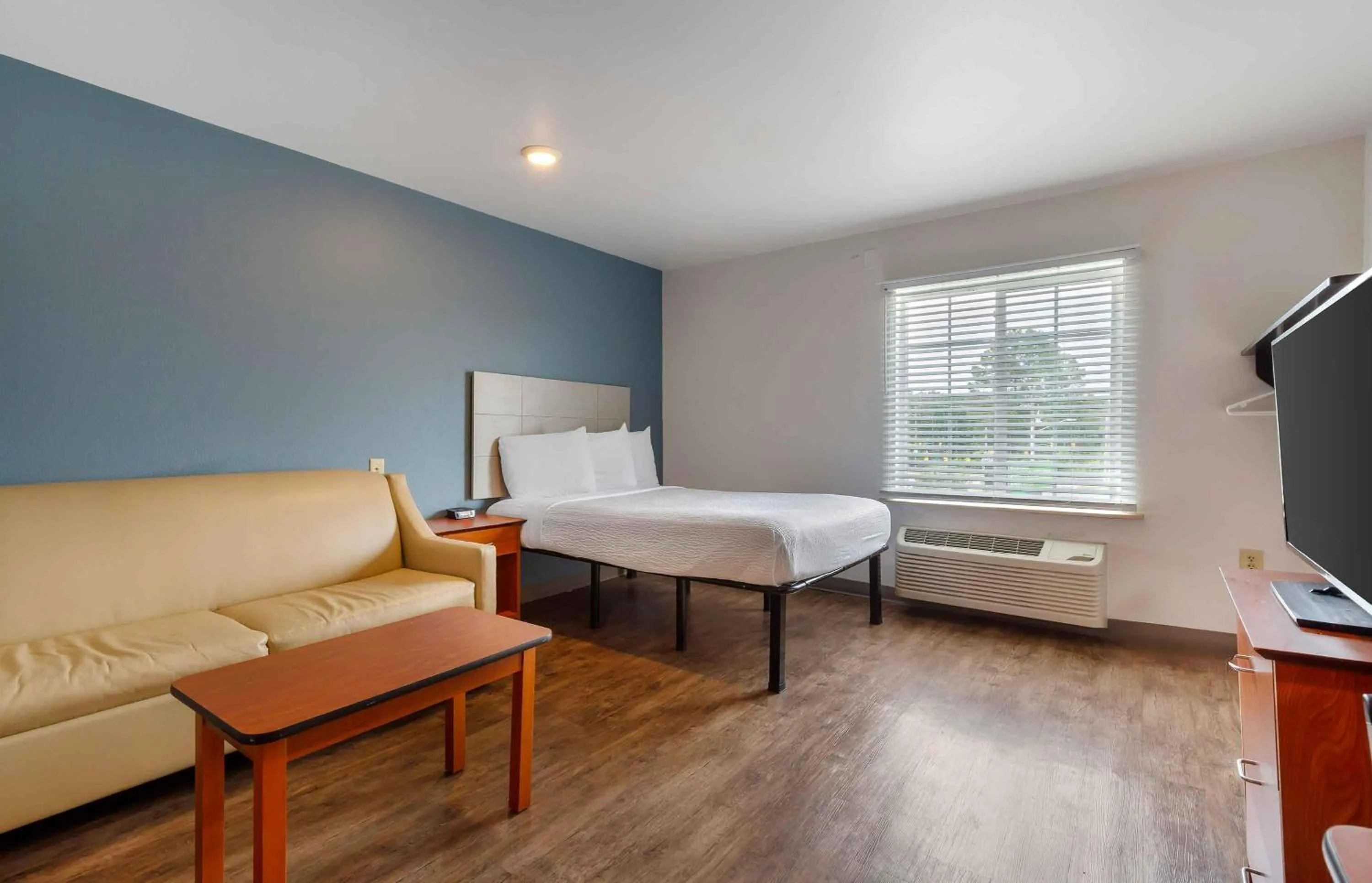 Bedroom, Bed in Extended Stay America Select Suites - Fayetteville
