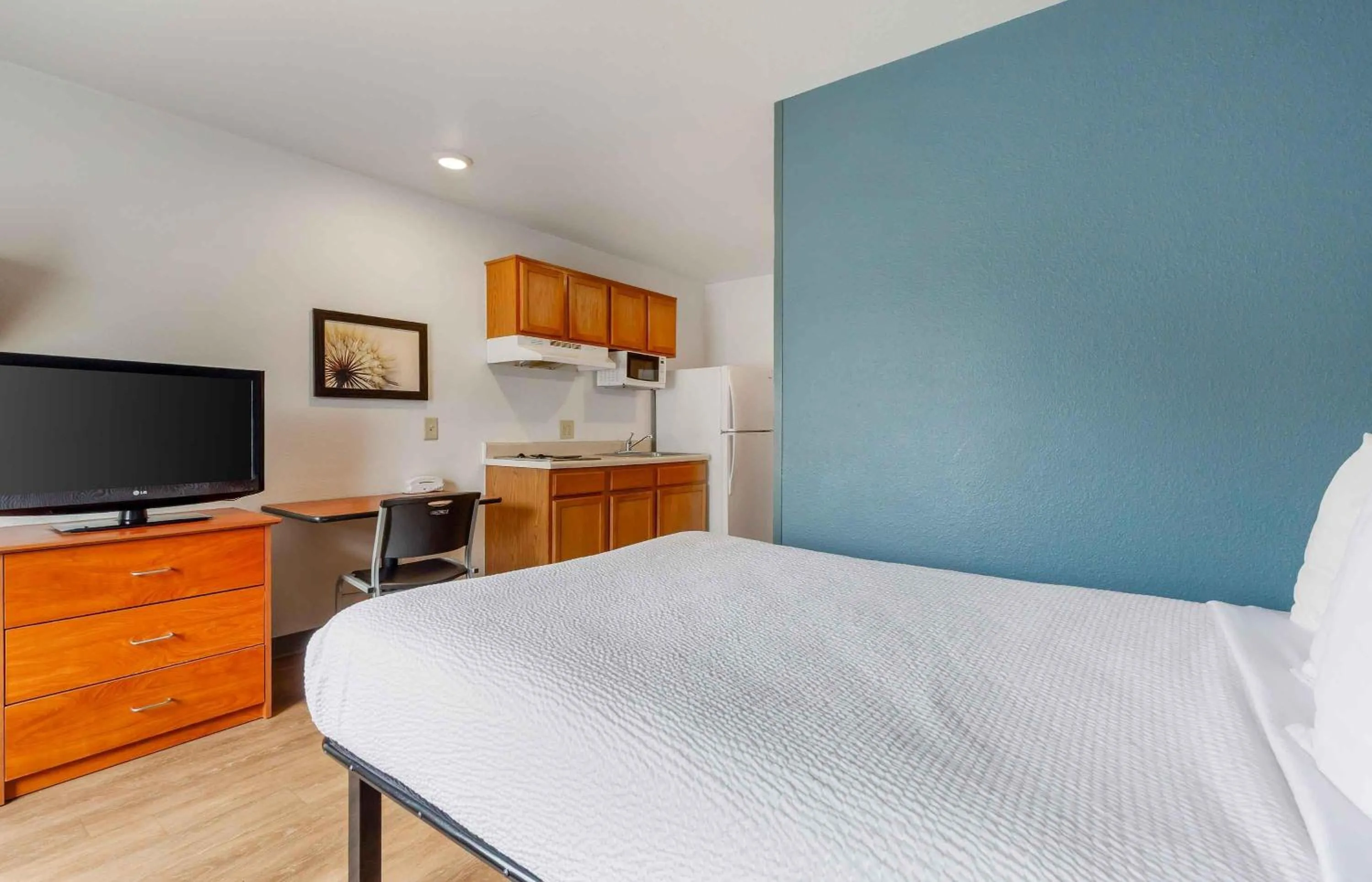 Bedroom, Bed in Extended Stay America Select Suites - Fayetteville