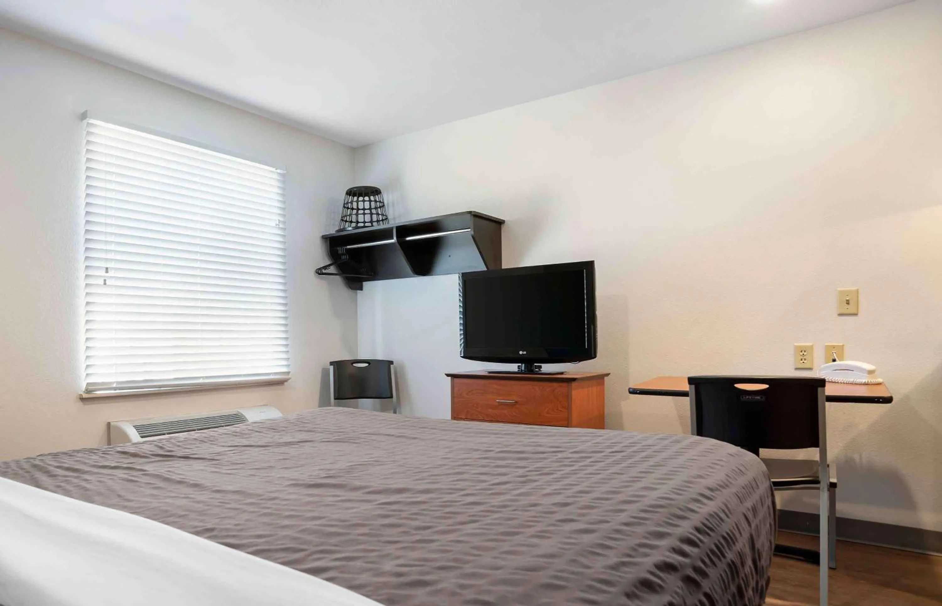 Bedroom, Bed in Extended Stay America Select Suites - Fort Walton Beach