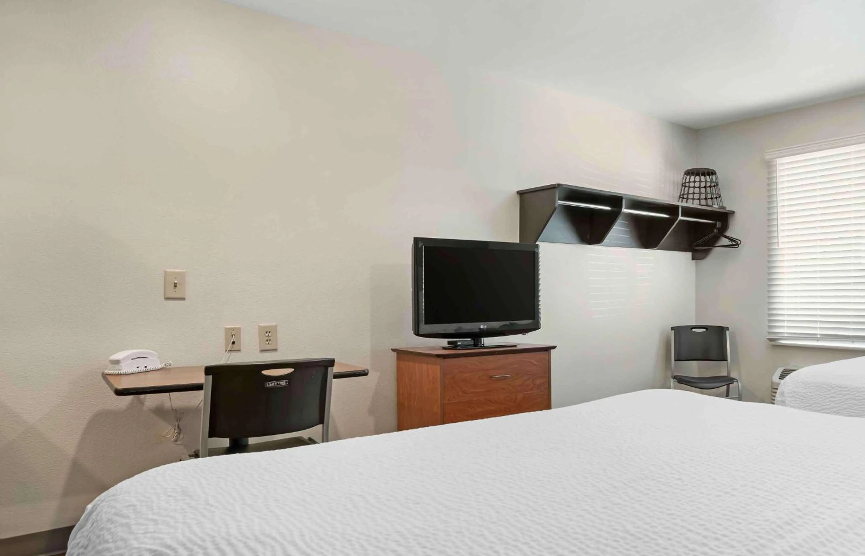 Bedroom, Bed in Extended Stay America Select Suites - Fort Walton Beach