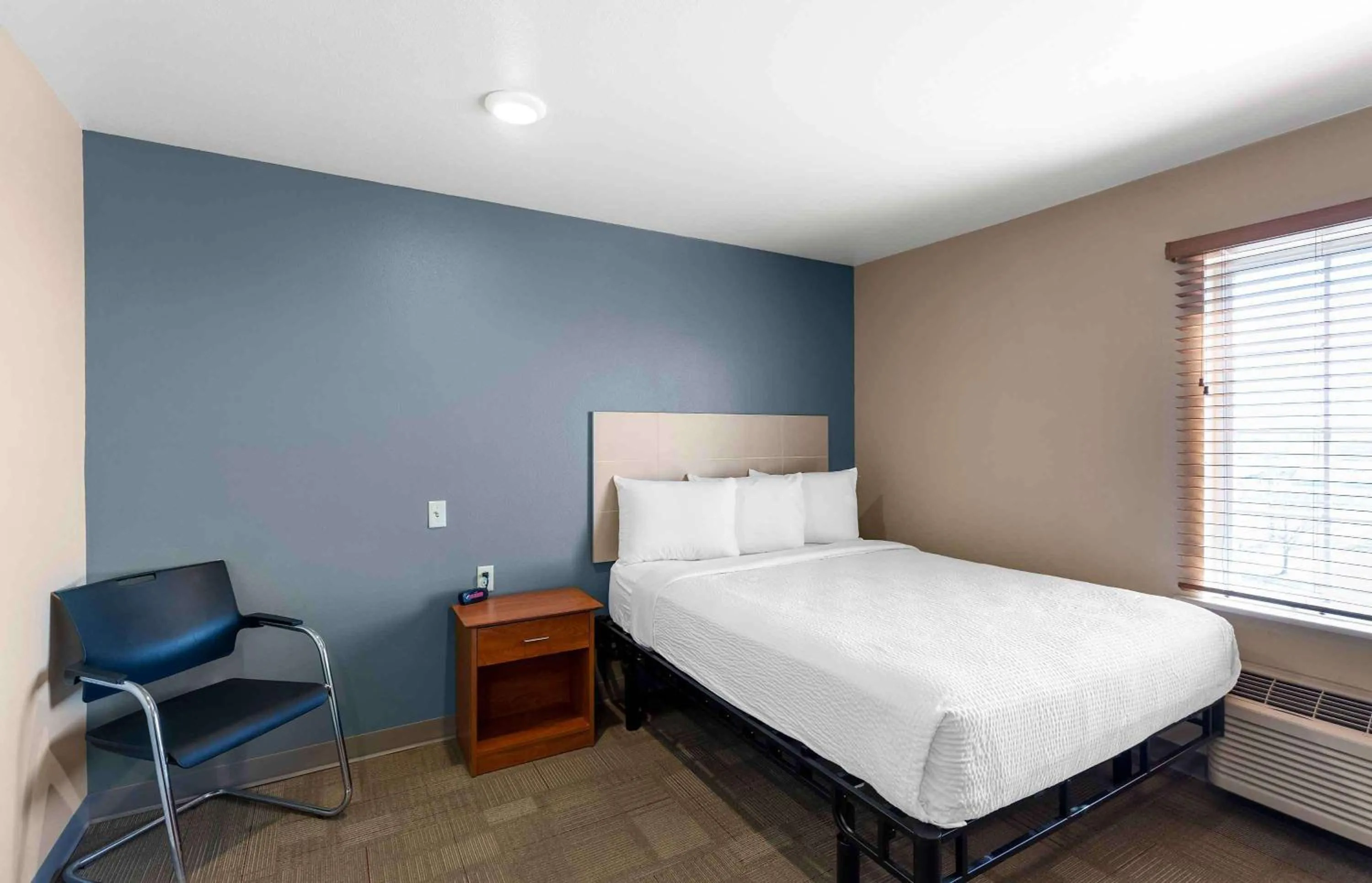 Bedroom, Bed in Extended Stay America Select Suites - Loveland