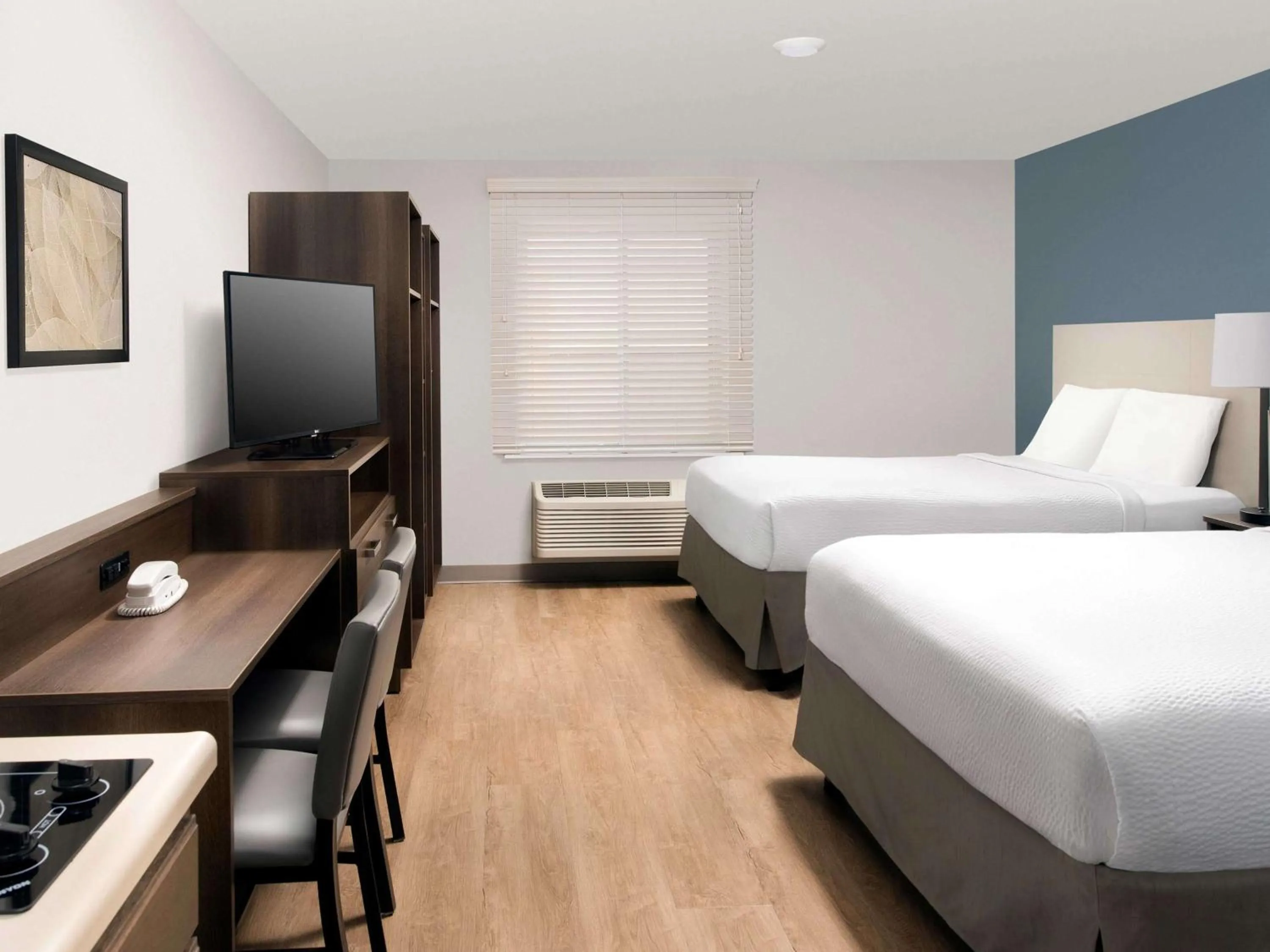 Bedroom, Bed in Extended Stay America Suites - Minneapolis - Fridley