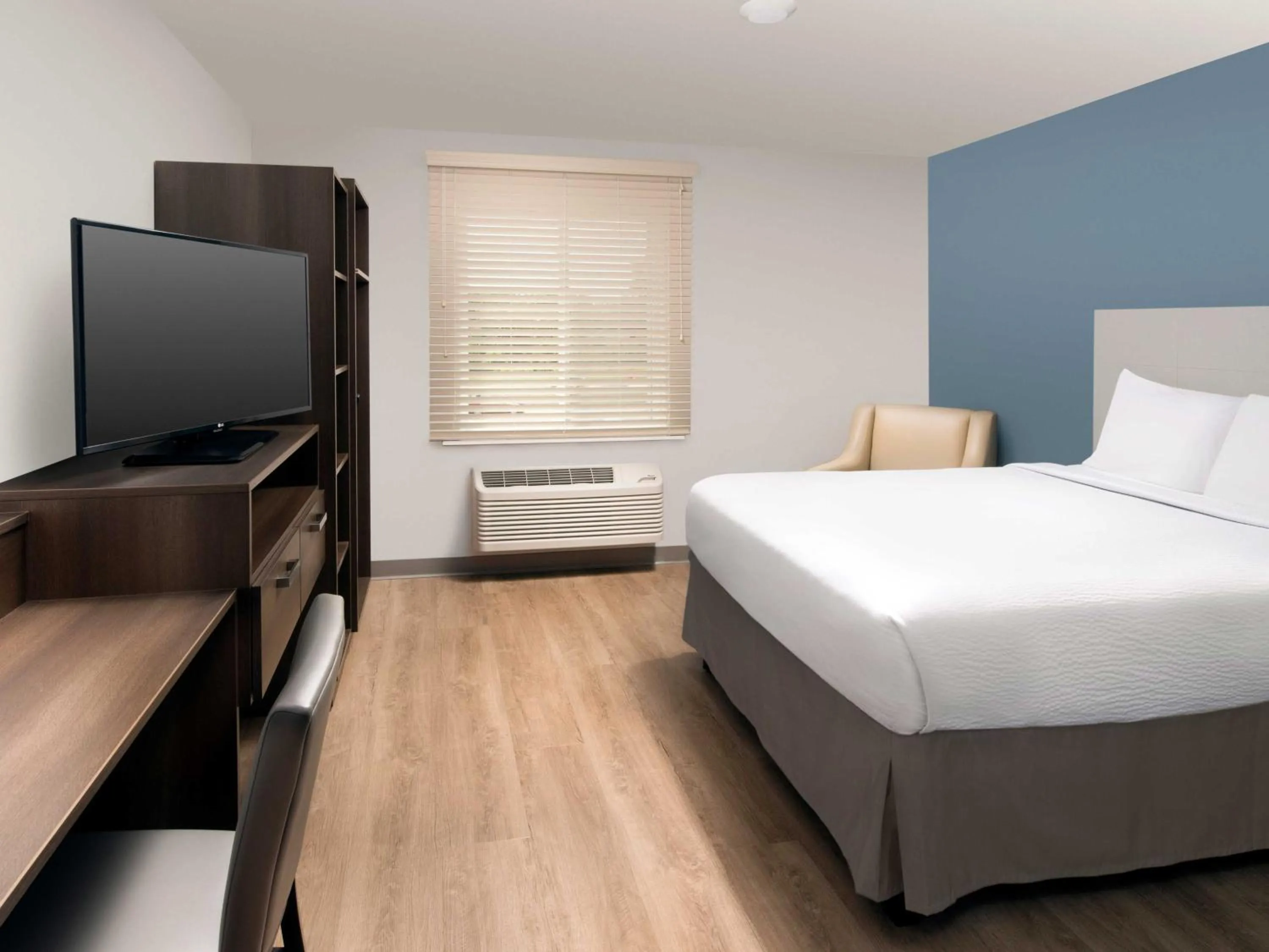 Bed in Extended Stay America Suites - Minneapolis - Fridley