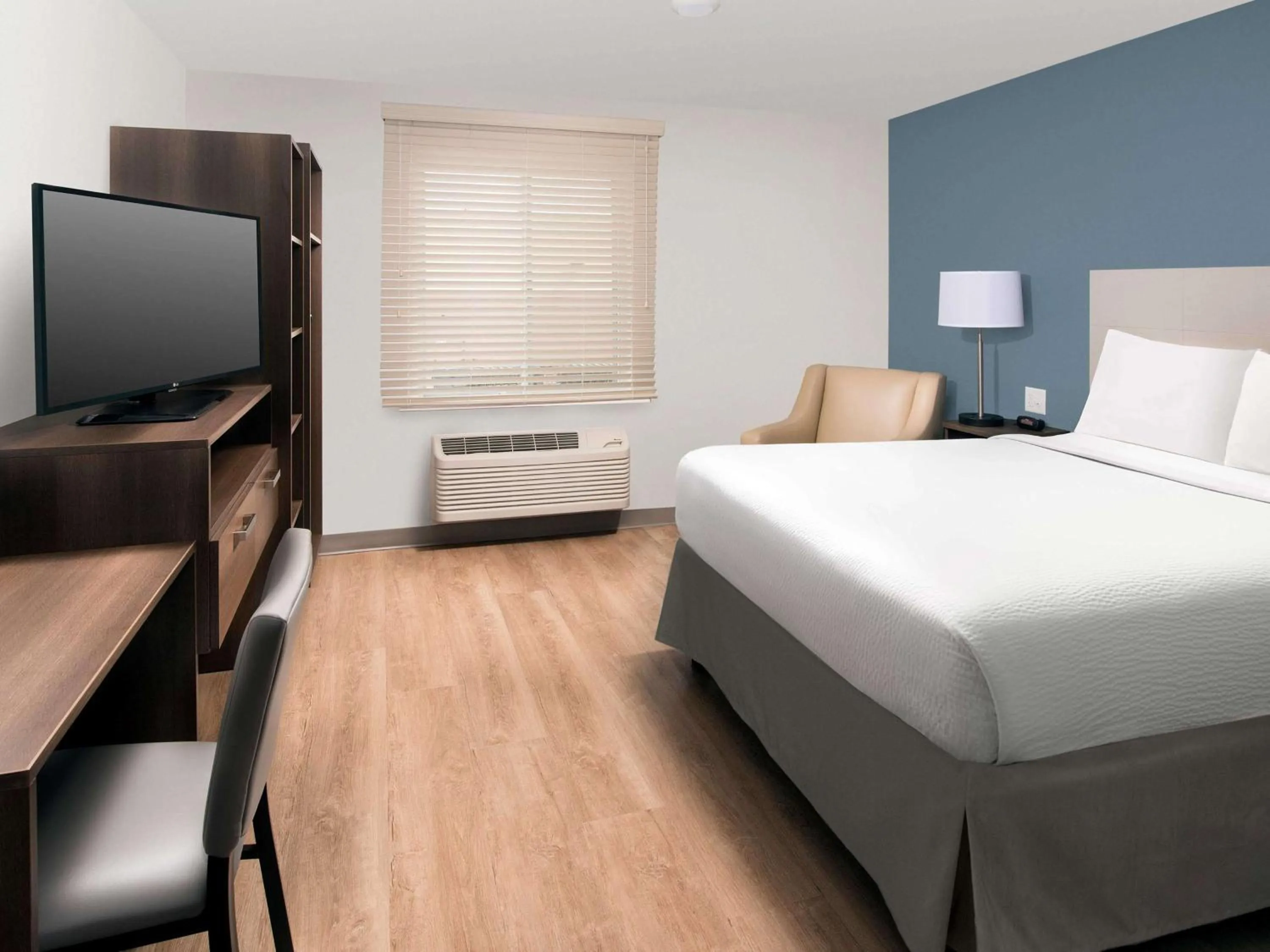 Bedroom, Bed in Extended Stay America Suites - Minneapolis - Fridley