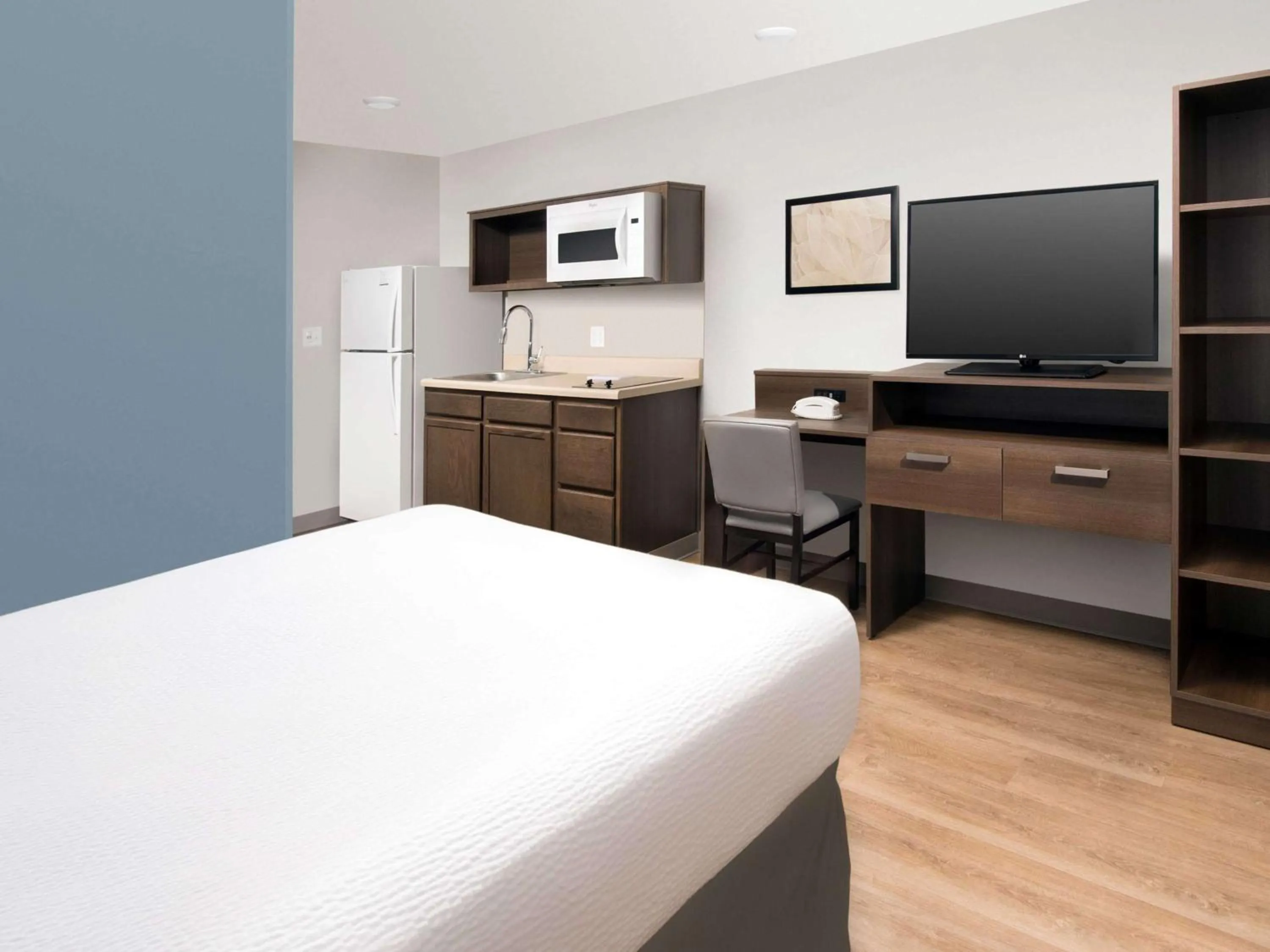 Bedroom, Bed in Extended Stay America Suites - Minneapolis - Fridley