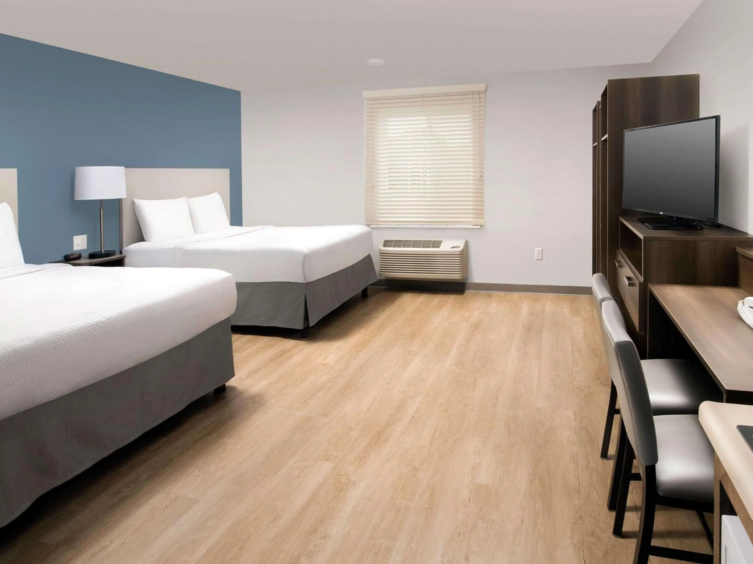 Bedroom, Bed in Extended Stay America Suites - Minneapolis - Fridley