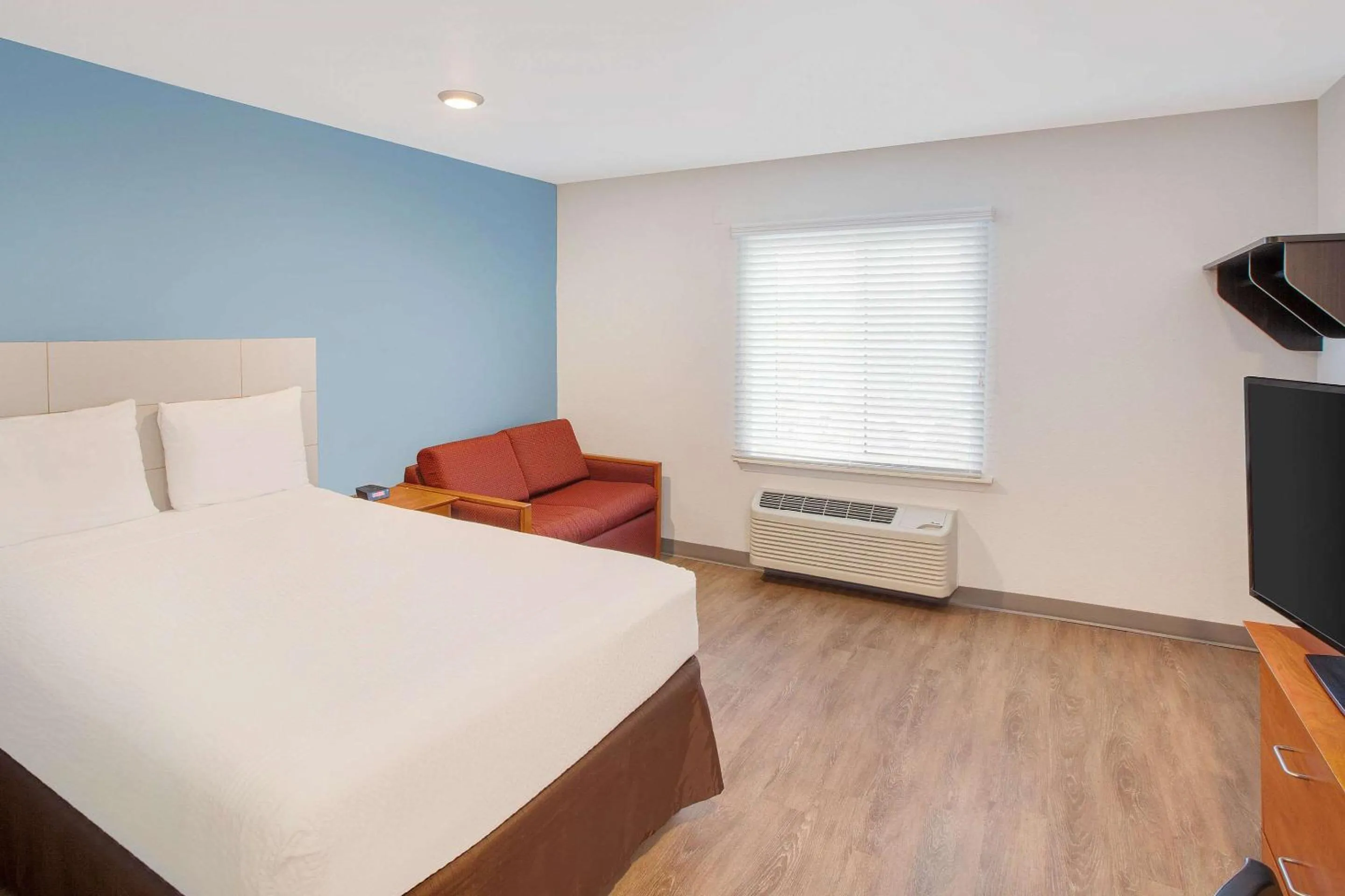 Photo of the whole room, Bed in WoodSpring Suites Pharr