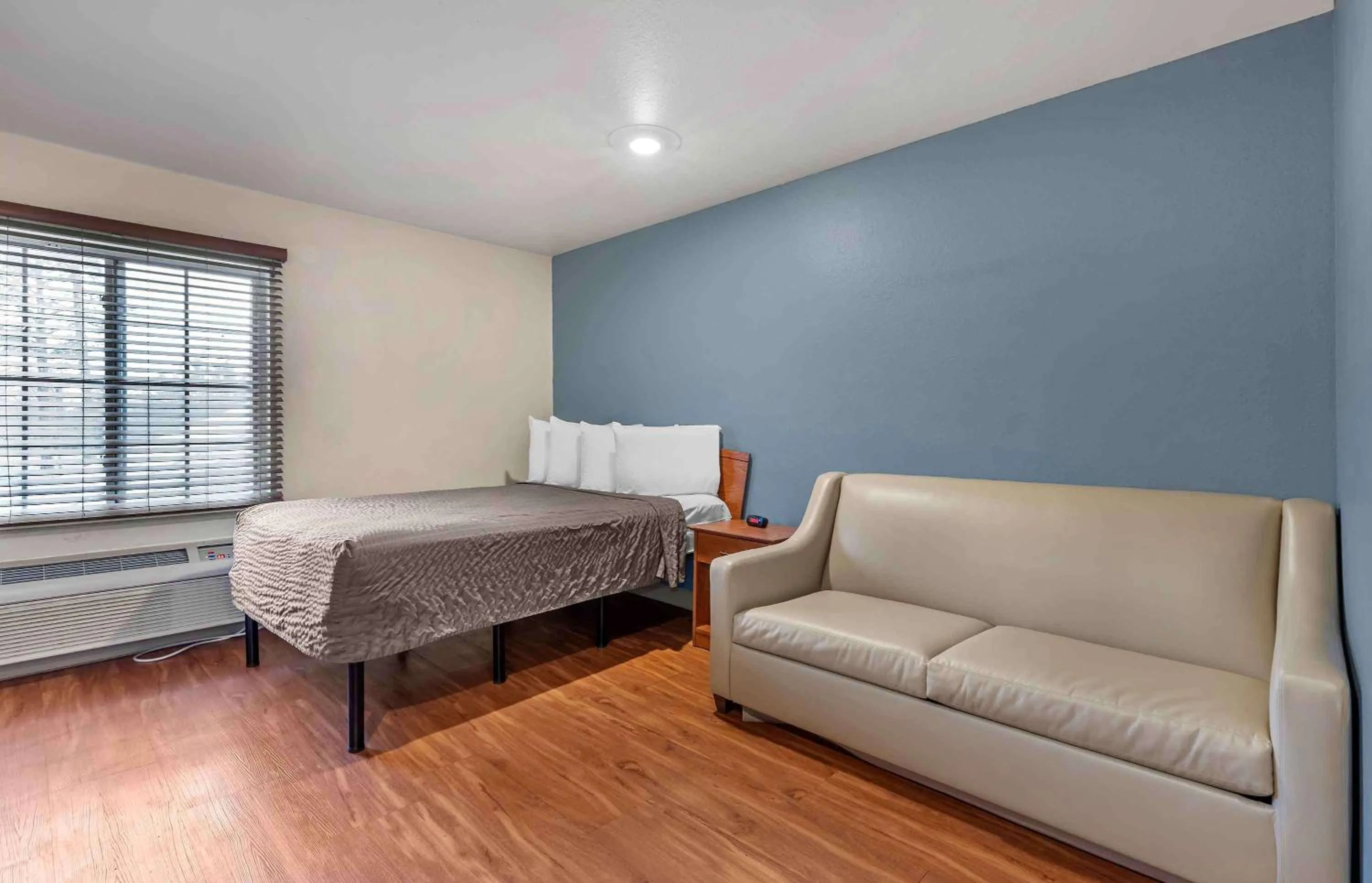 Bedroom, Bed in Extended Stay America Select Suites - Shreveport - Airport
