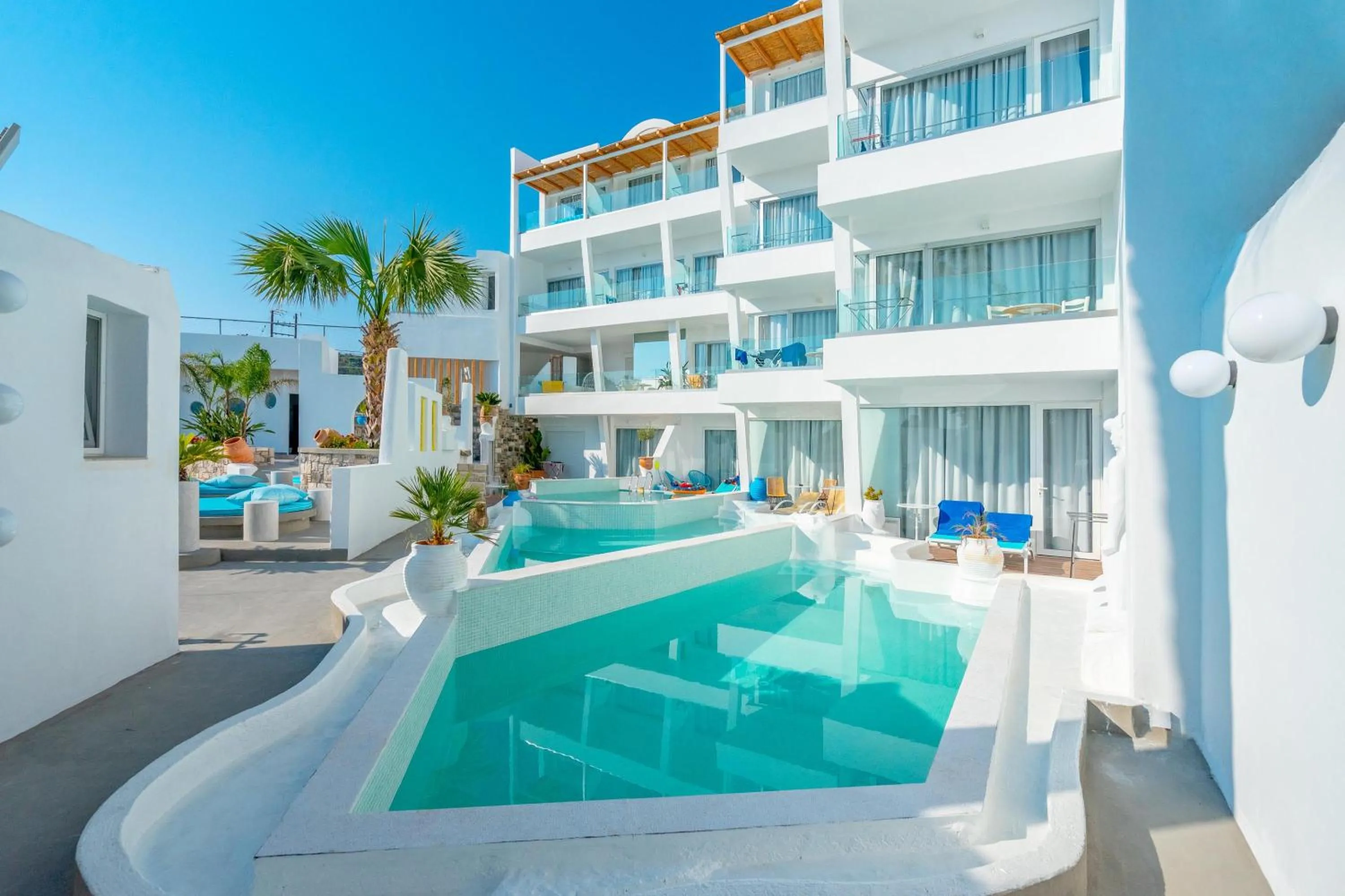 Property building in Kouros Home & Suites