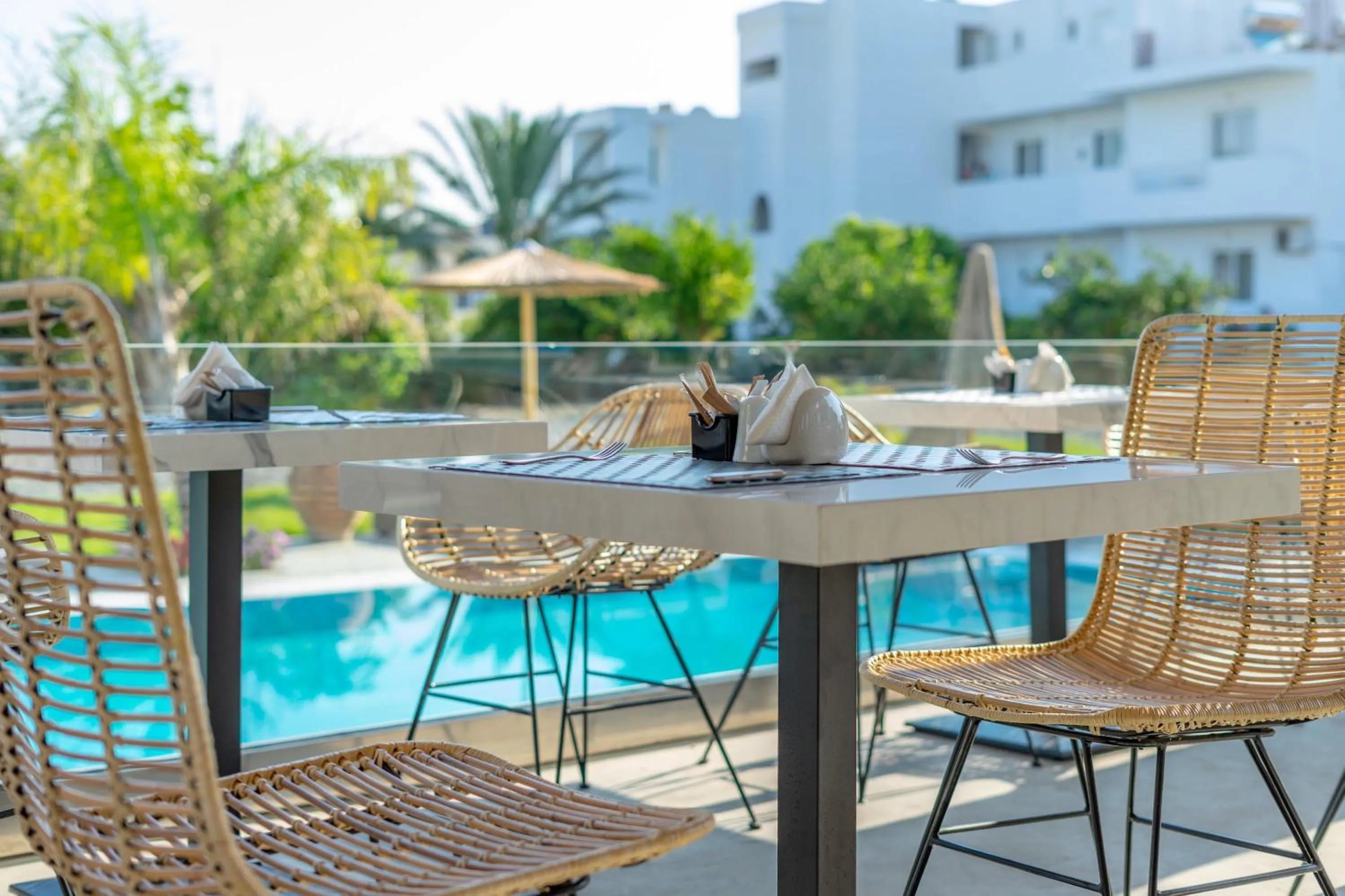 Restaurant/places to eat in Kouros Home & Suites