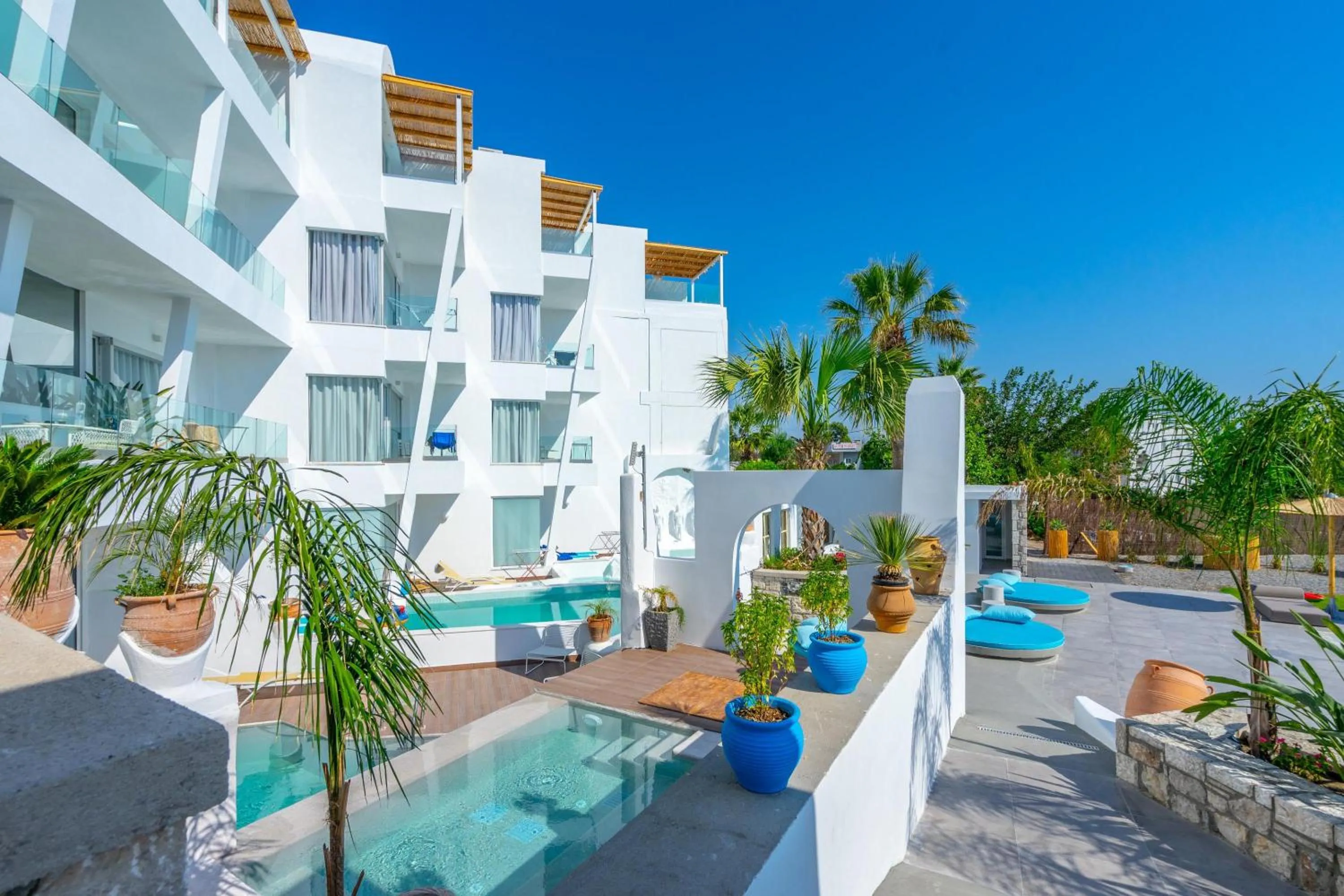 Property building in Kouros Home & Suites