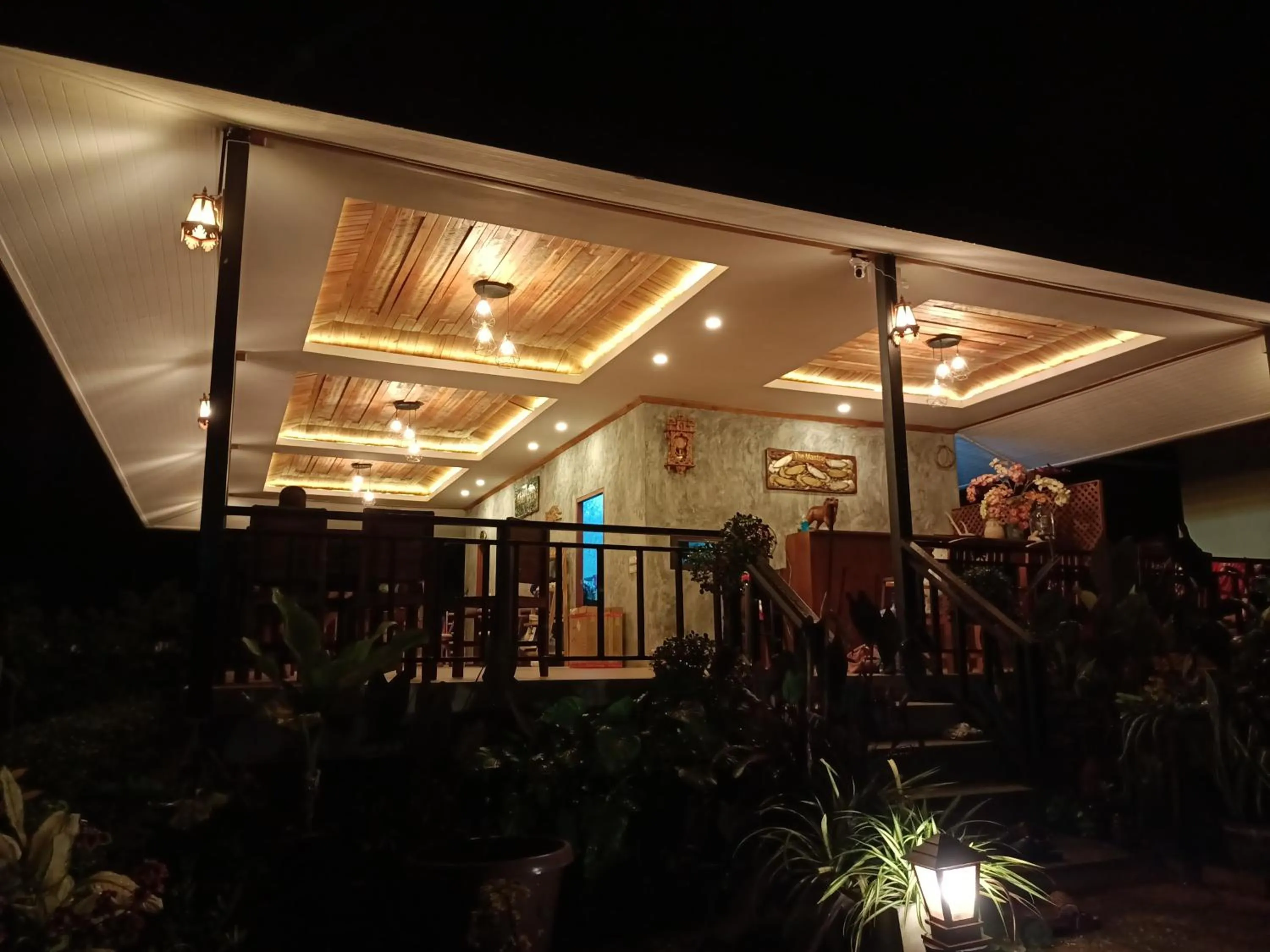 Restaurant/places to eat in The mantra resort