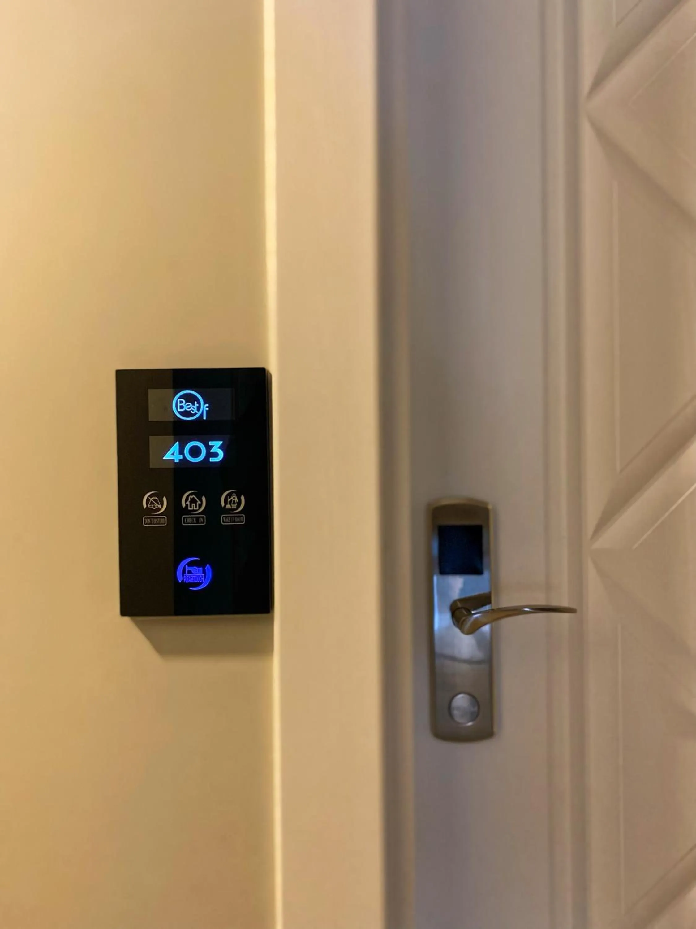 Communal lounge/ TV room in Heaven Suite Hotel