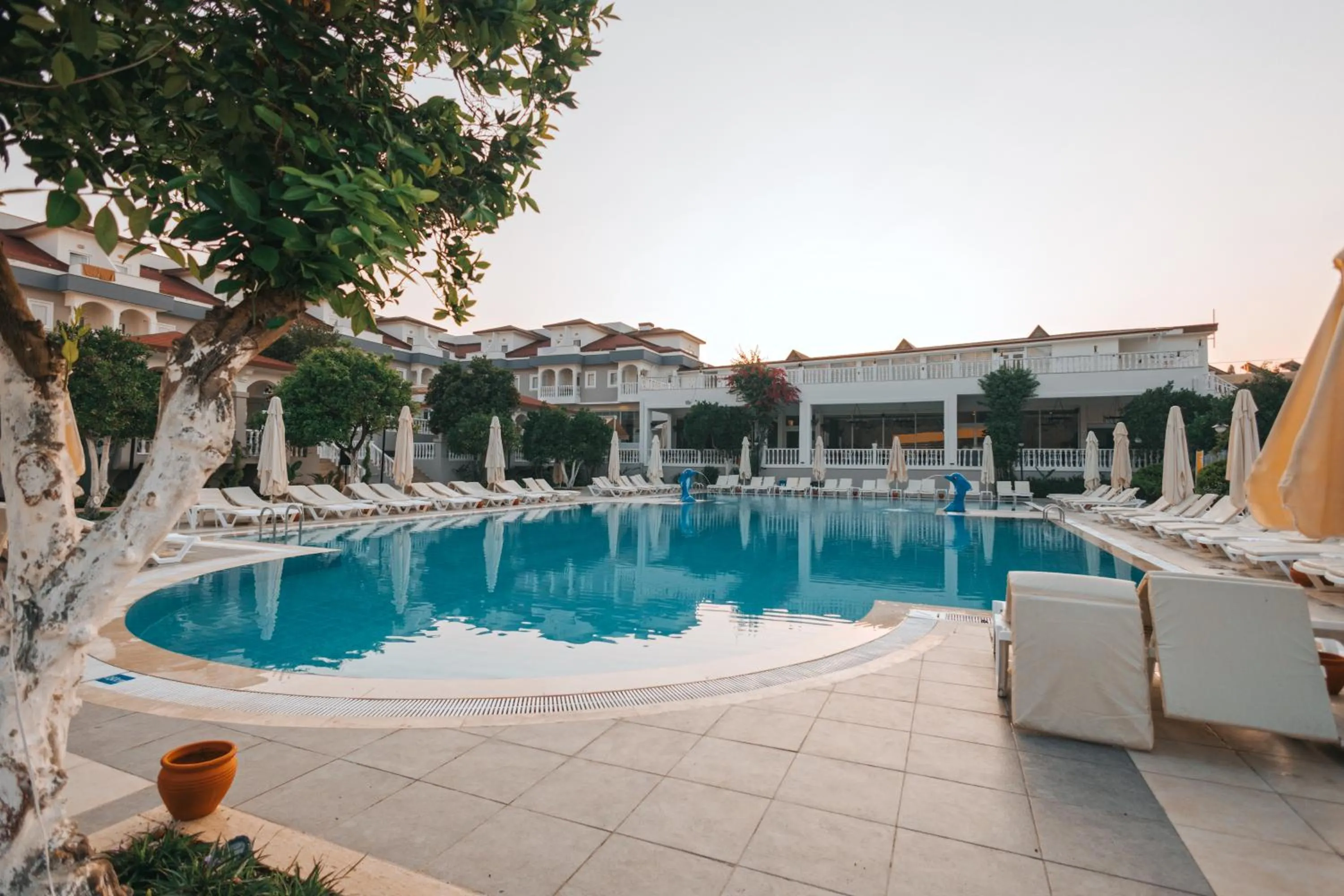 Swimming pool in Viking Garden Hotel