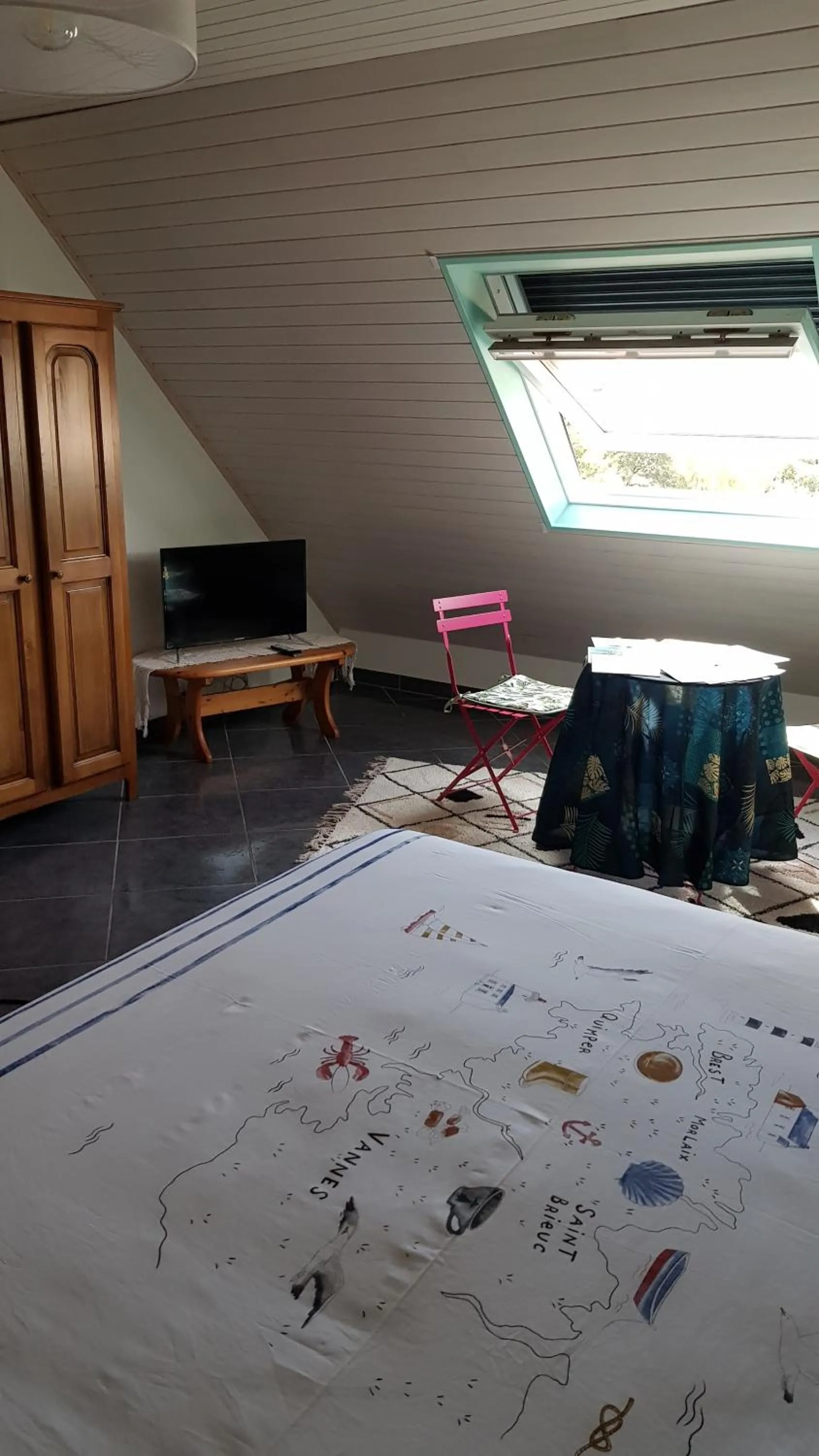 Photo of the whole room in Les Korrigans