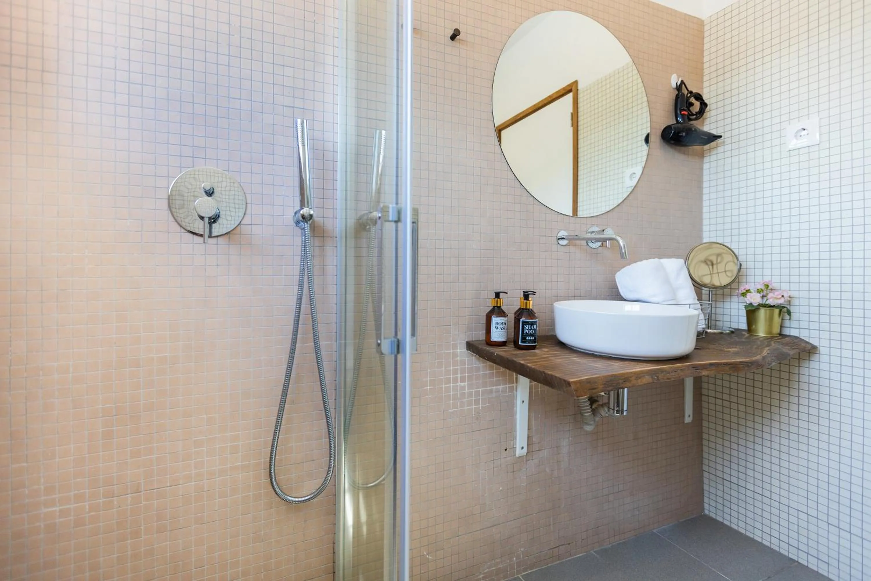 Toilet in Luso Guest House