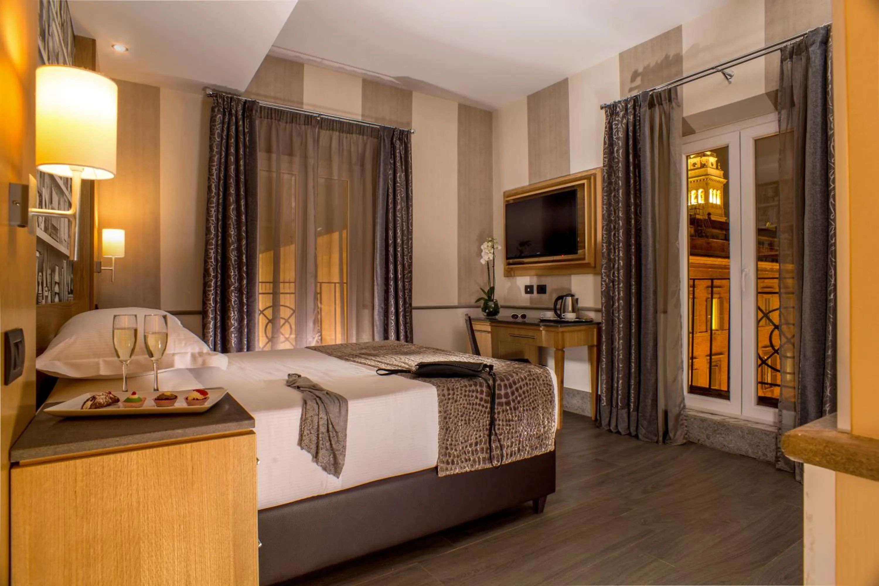 Bed in Hotel Royal Court