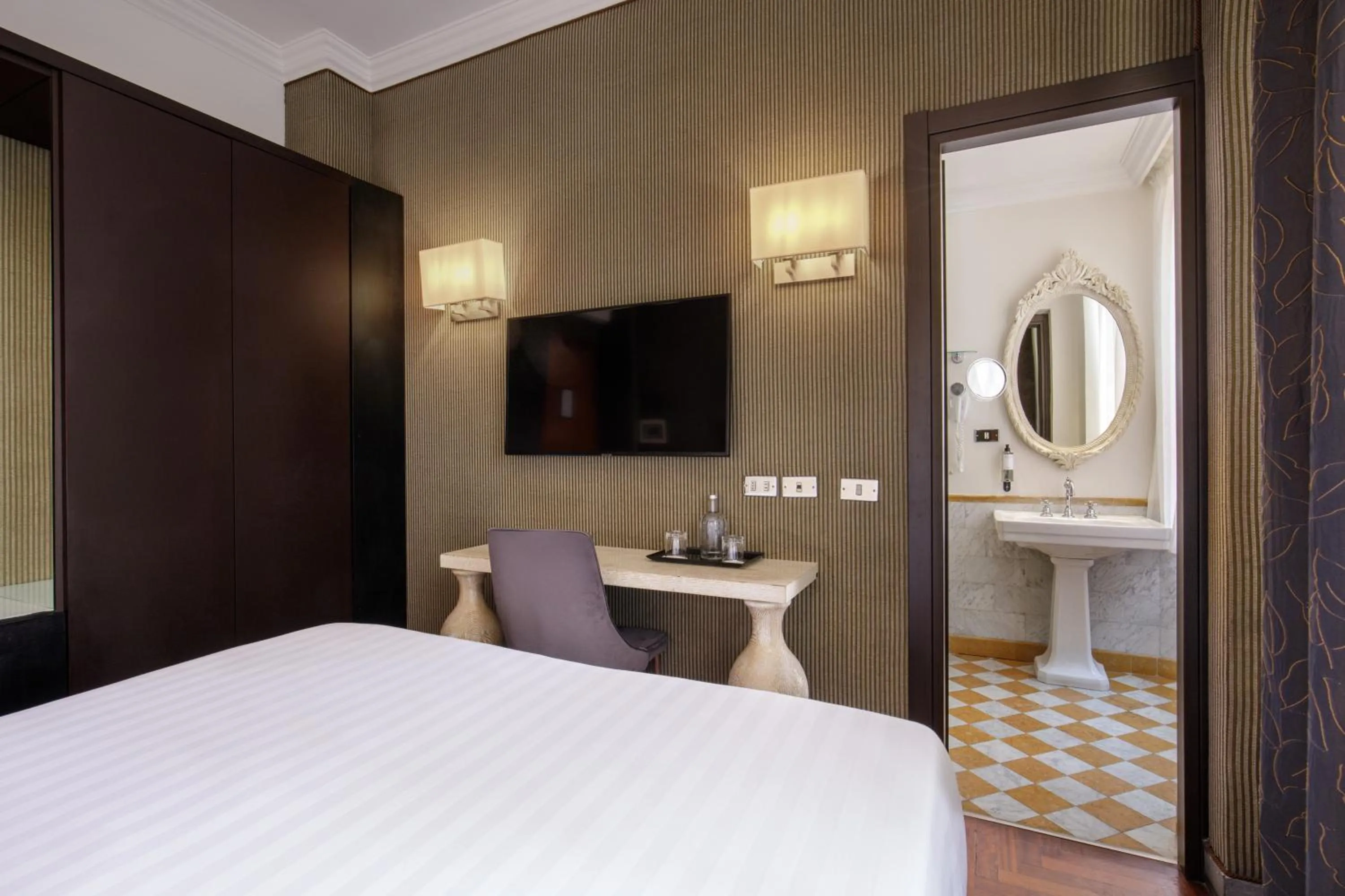 Bed in Hotel Royal Court