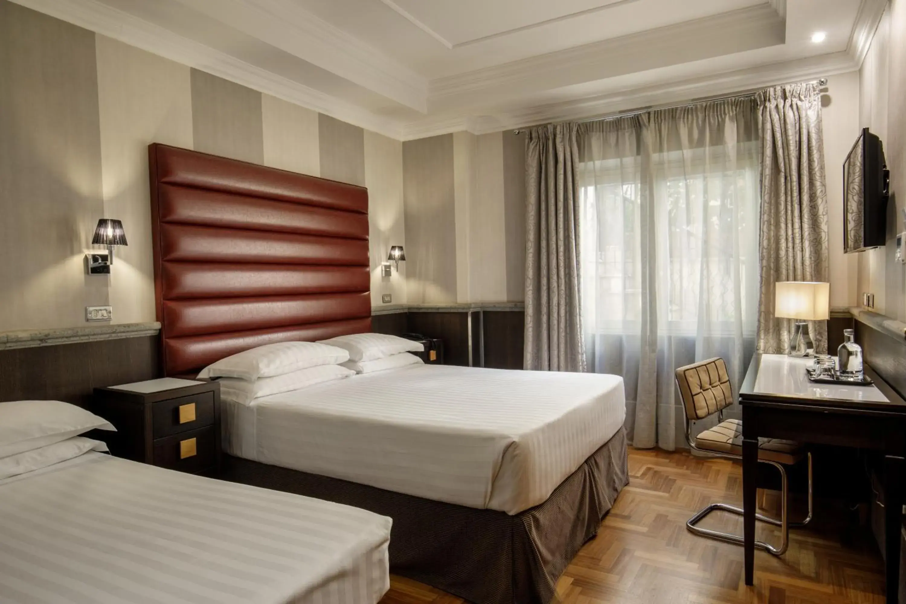 Standard Triple Room in Hotel Royal Court Standard Triple Room in Hotel Royal Court