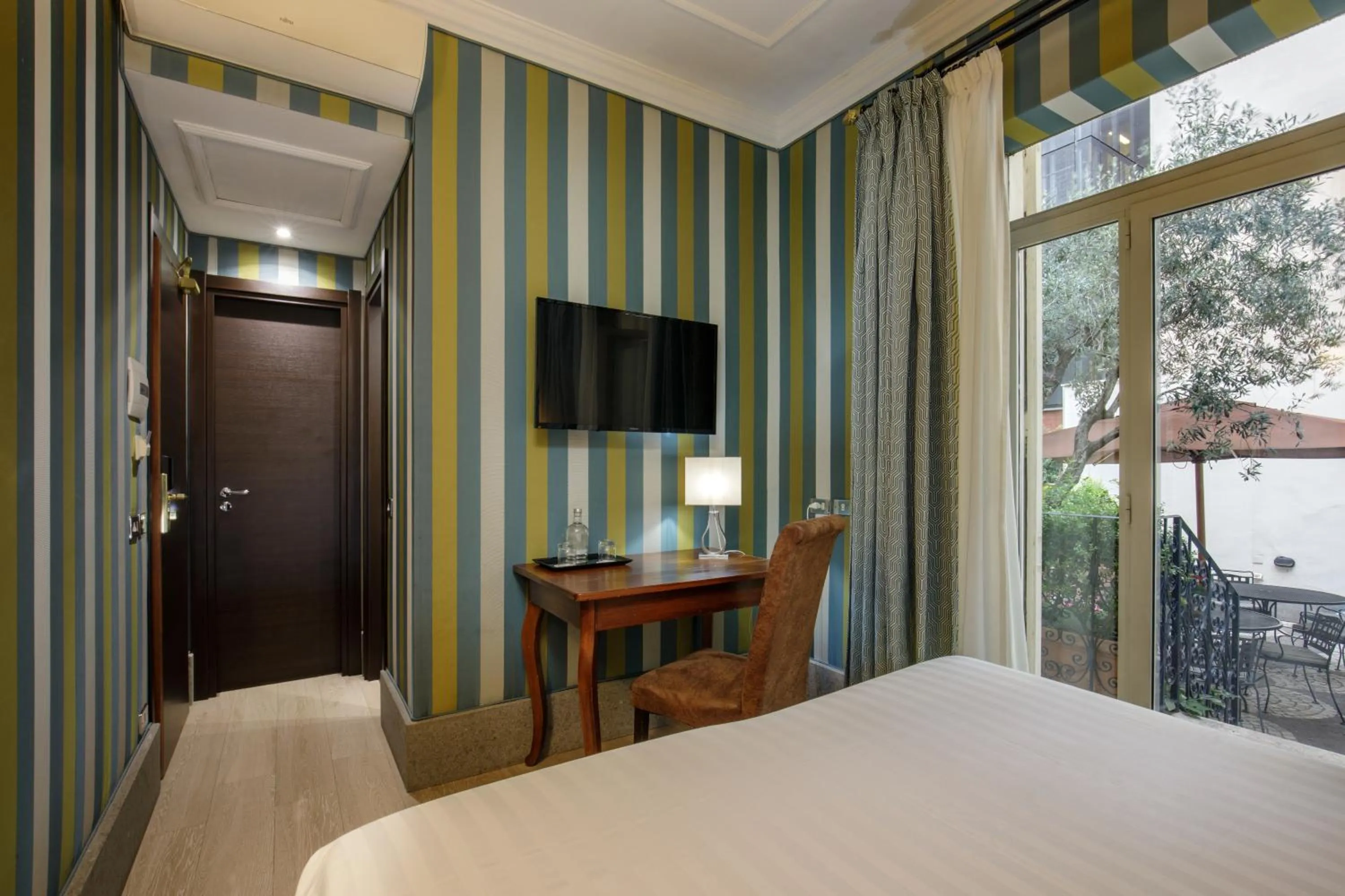 Bed in Hotel Royal Court