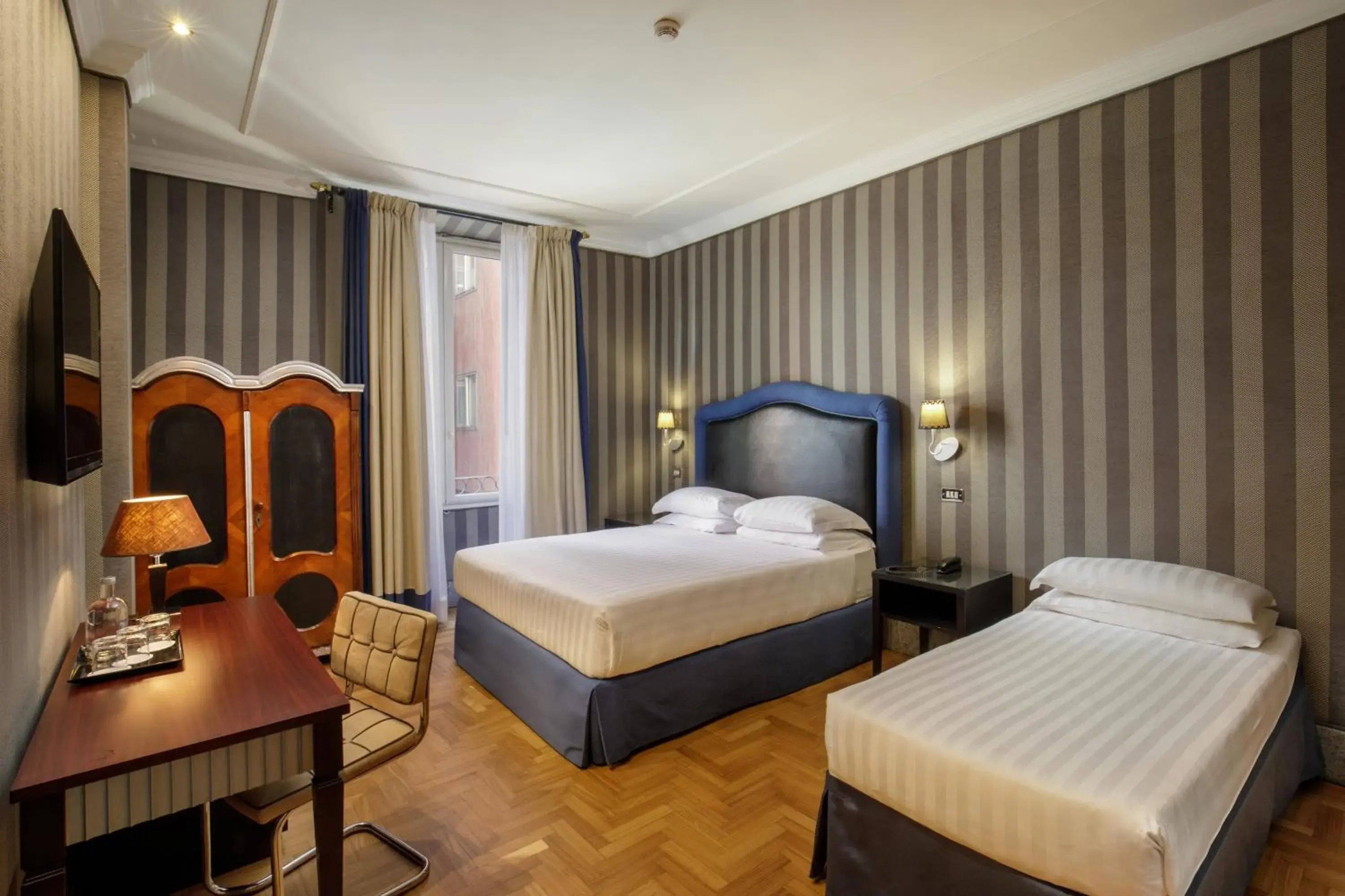 Standard Quadruple Room in Hotel Royal Court Standard Quadruple Room in Hotel Royal Court