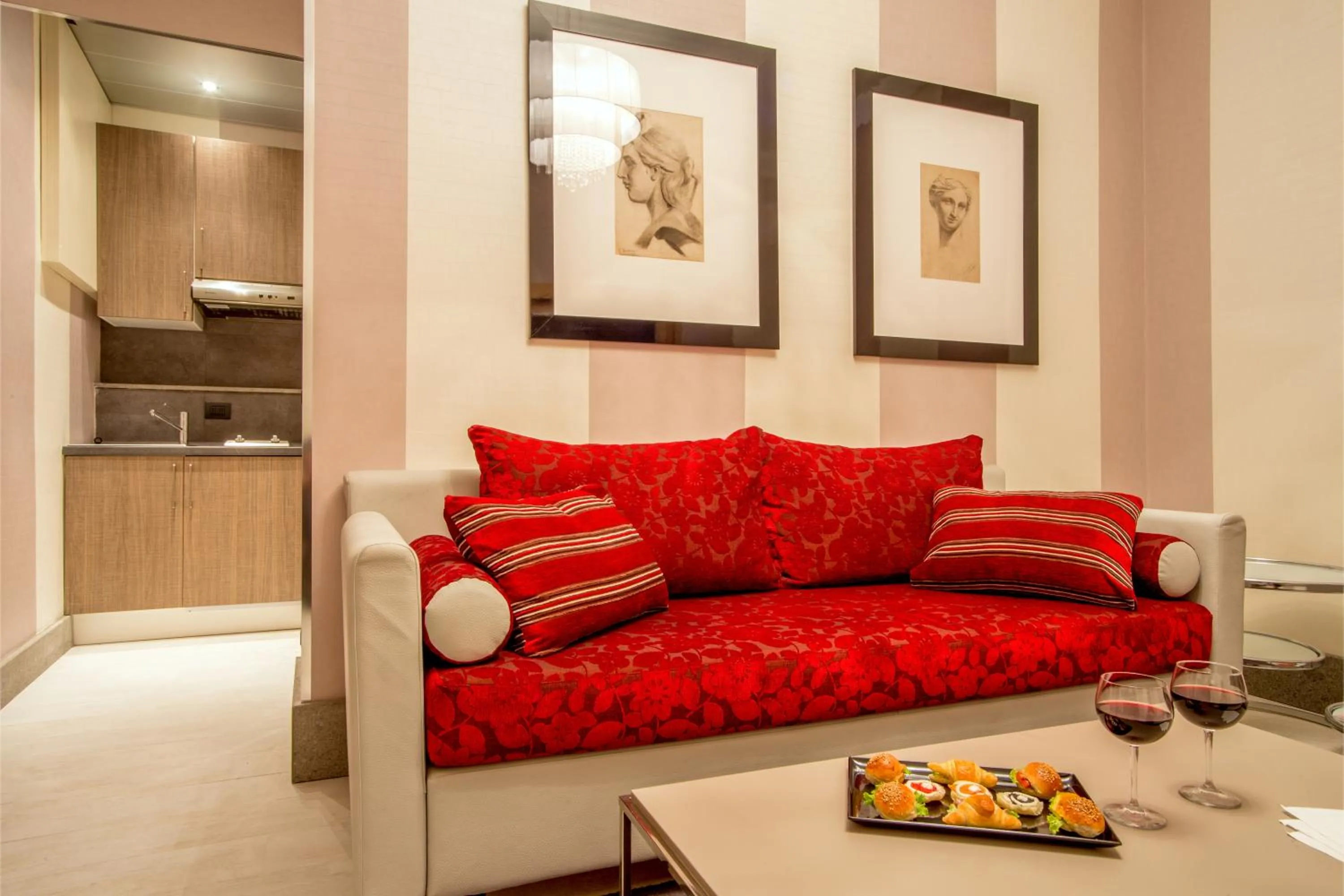 Kitchen or kitchenette in Hotel Royal Court