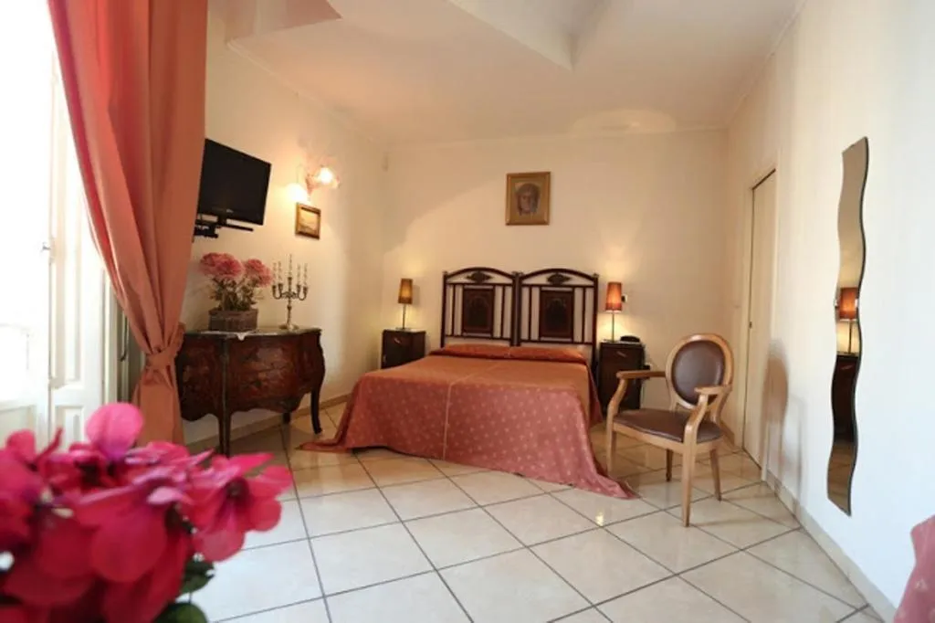 Photo of the whole room, Bed in Bovio Suite