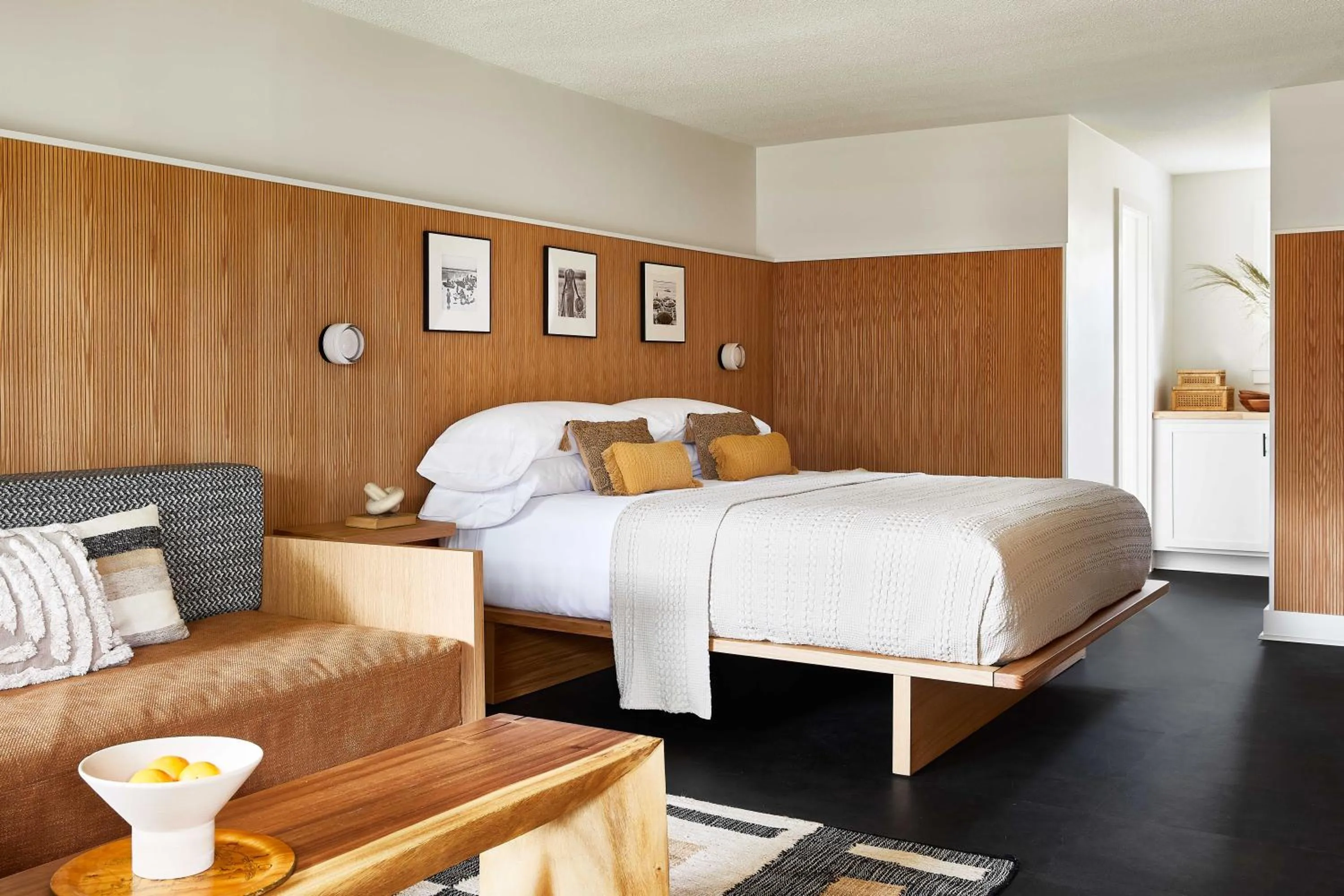 Photo of the whole room, Bed in Bluebird Dennisport