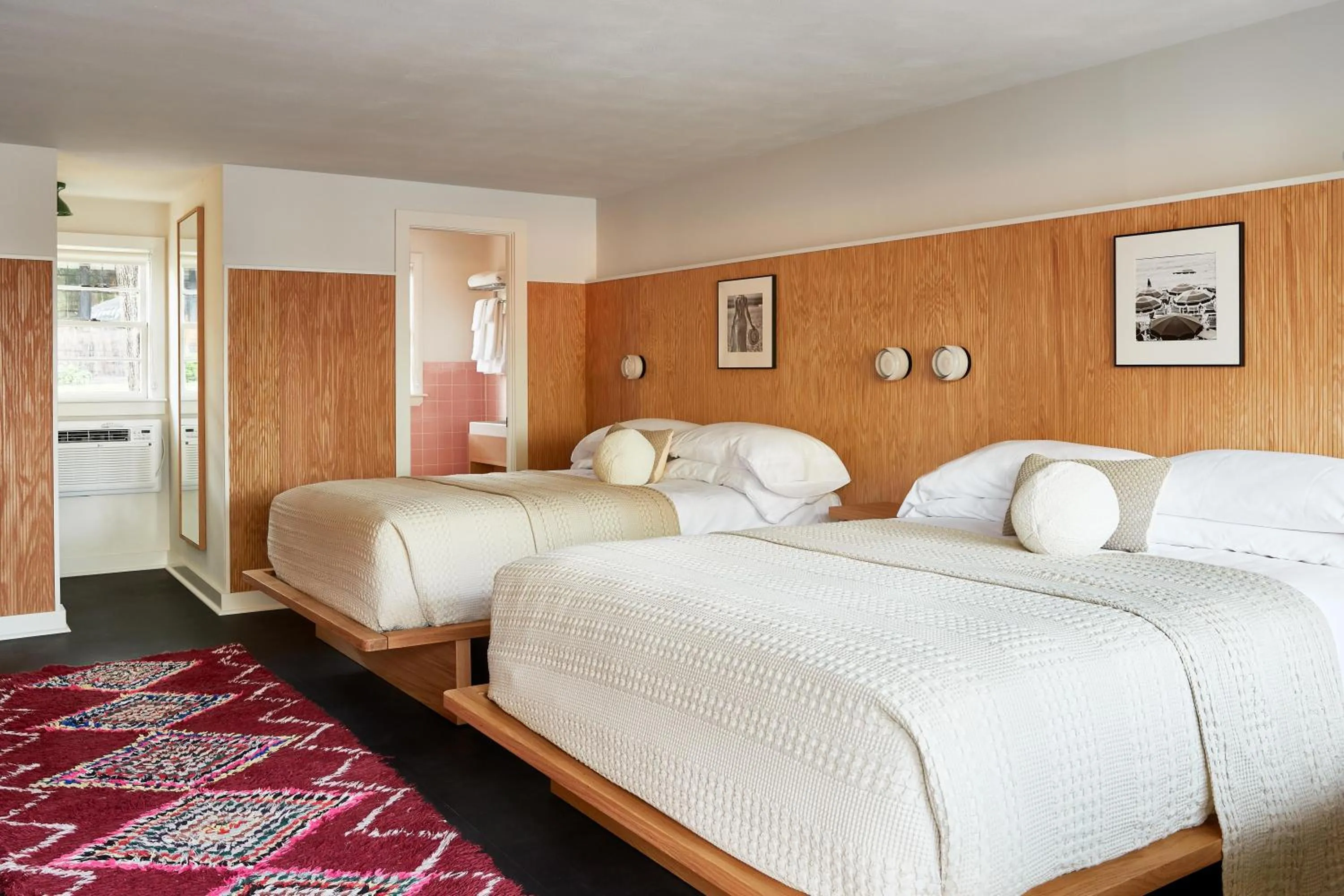 Photo of the whole room, Bed in Bluebird Dennisport