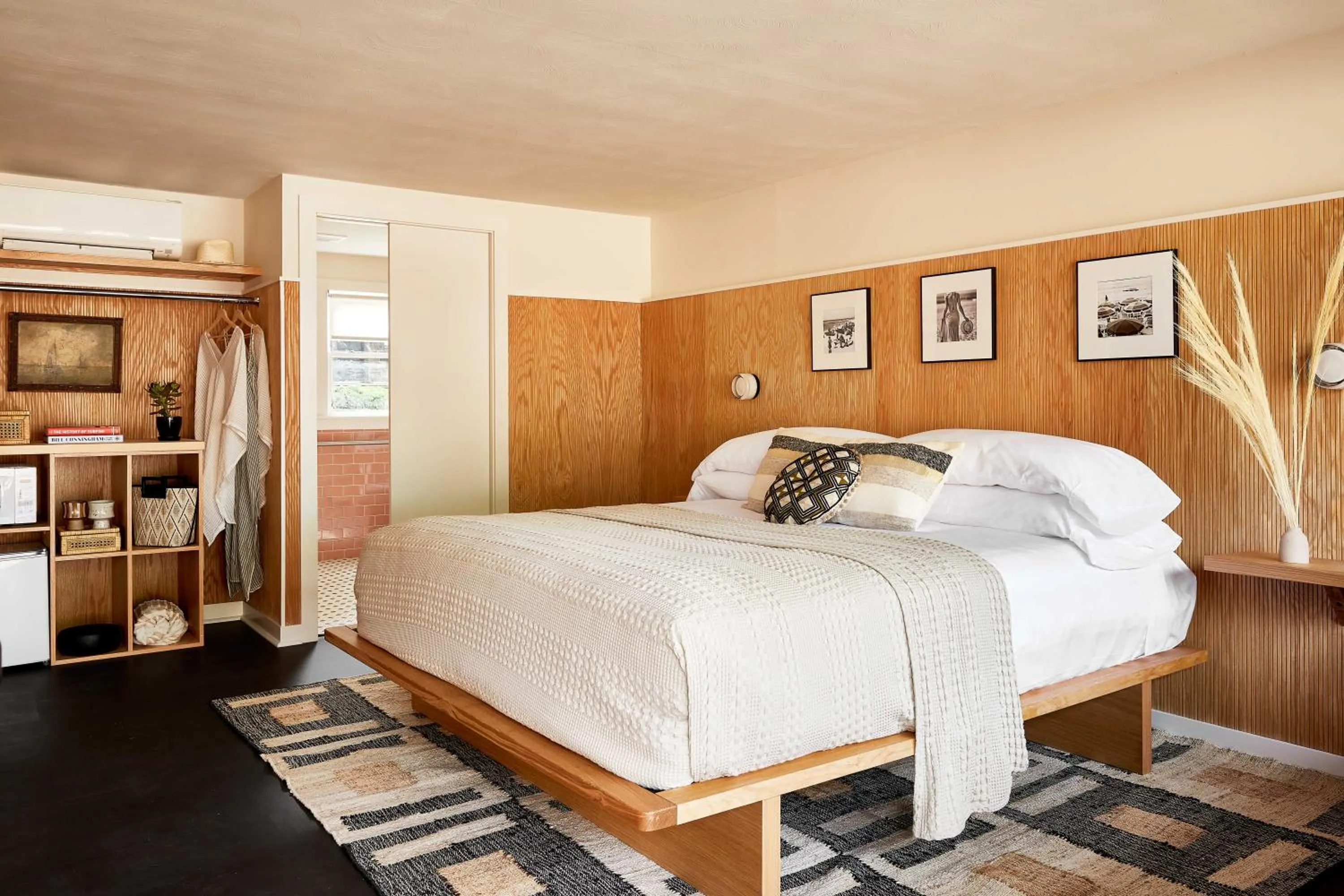 Photo of the whole room, Bed in Bluebird Dennisport