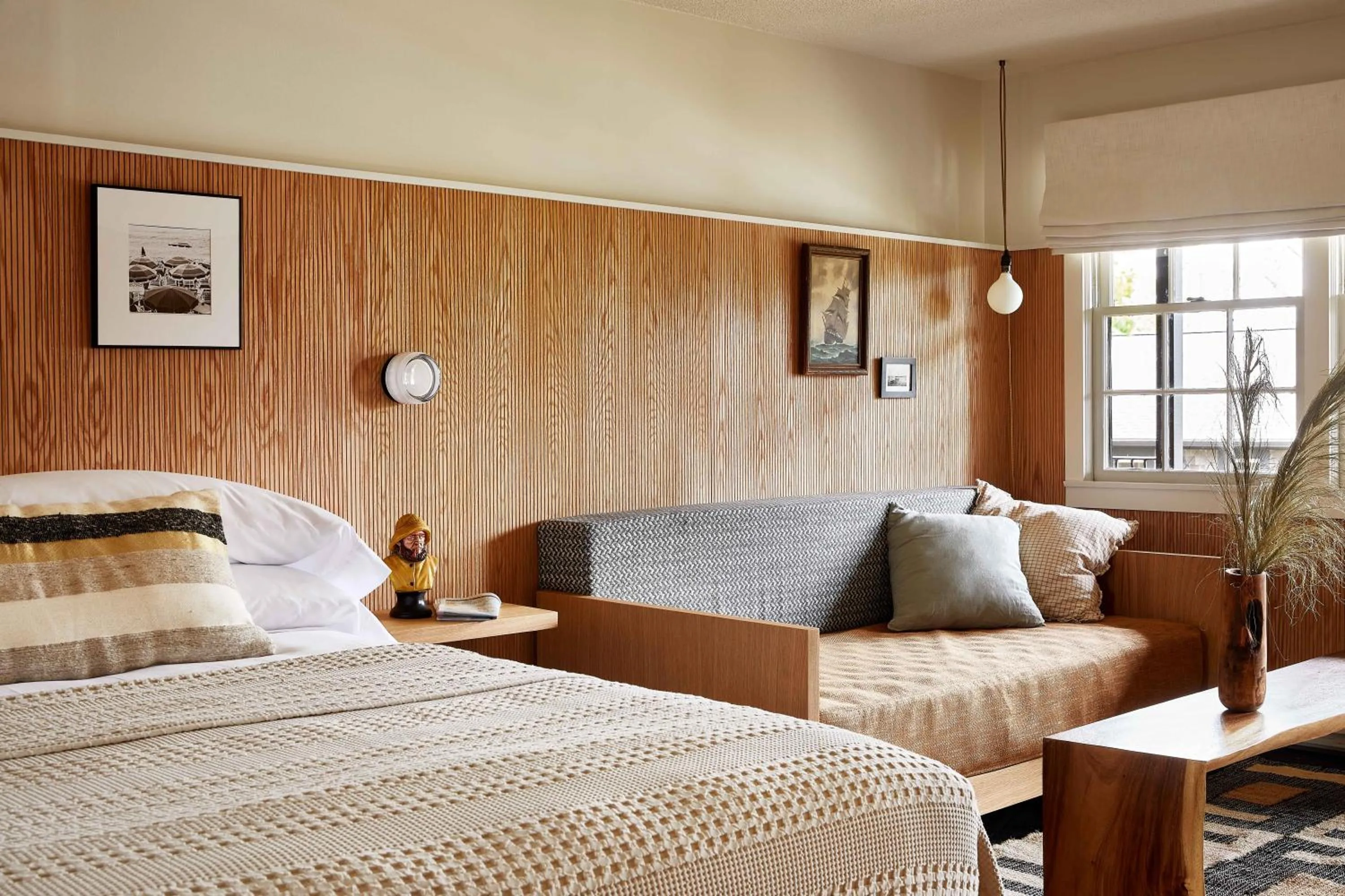 Seating area, Bed in Bluebird Dennisport