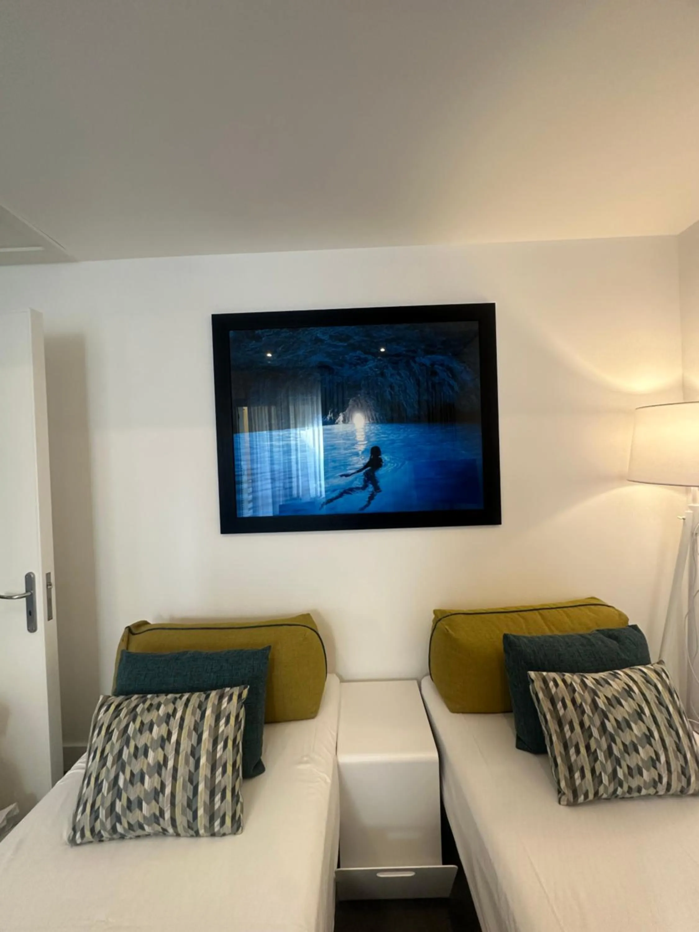 Living room, Bed in Hotel Tasso Suites & Spa