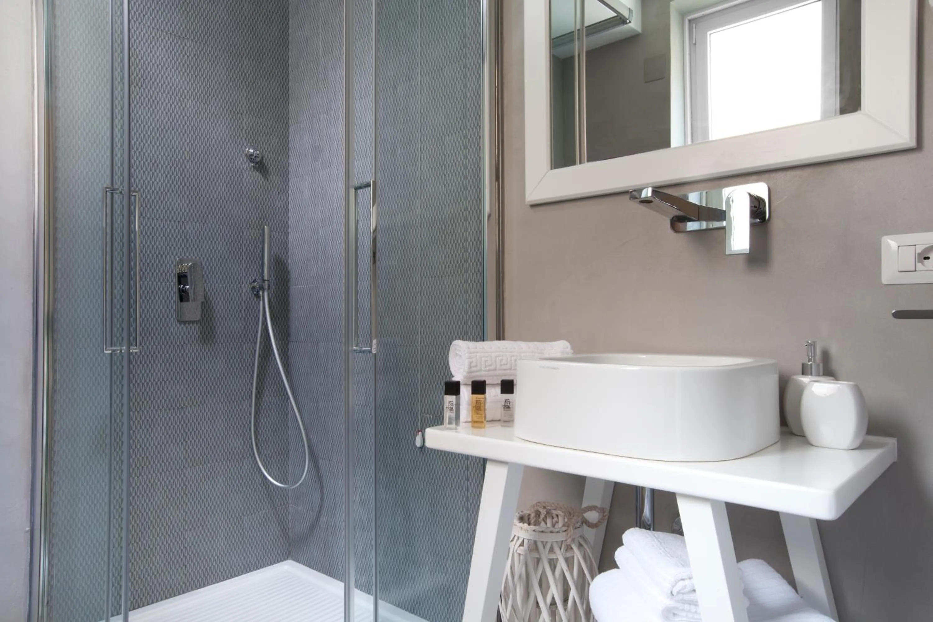 Bathroom in Hotel Tasso Suites & Spa