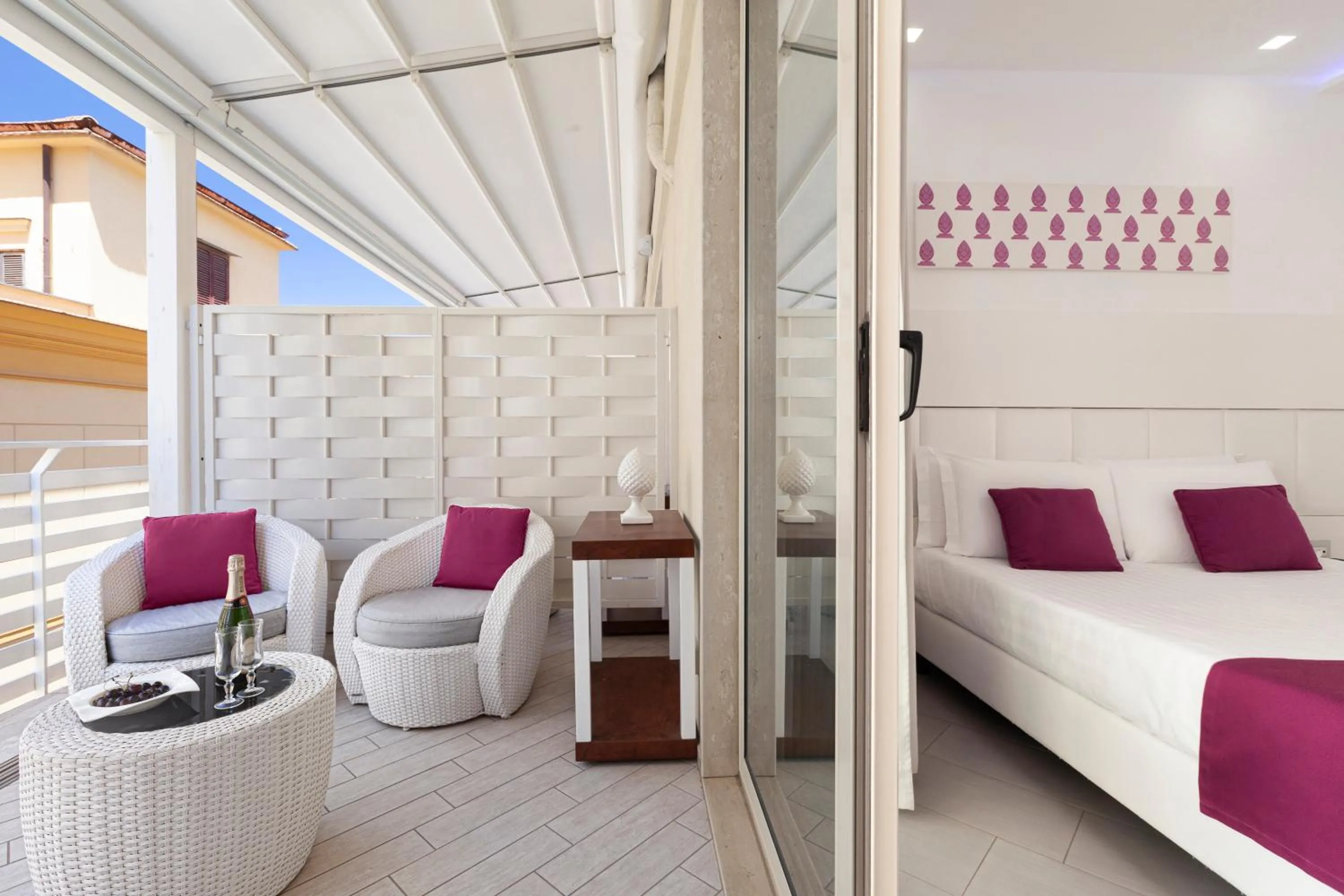 Balcony/Terrace, Bed in Hotel Tasso Suites & Spa