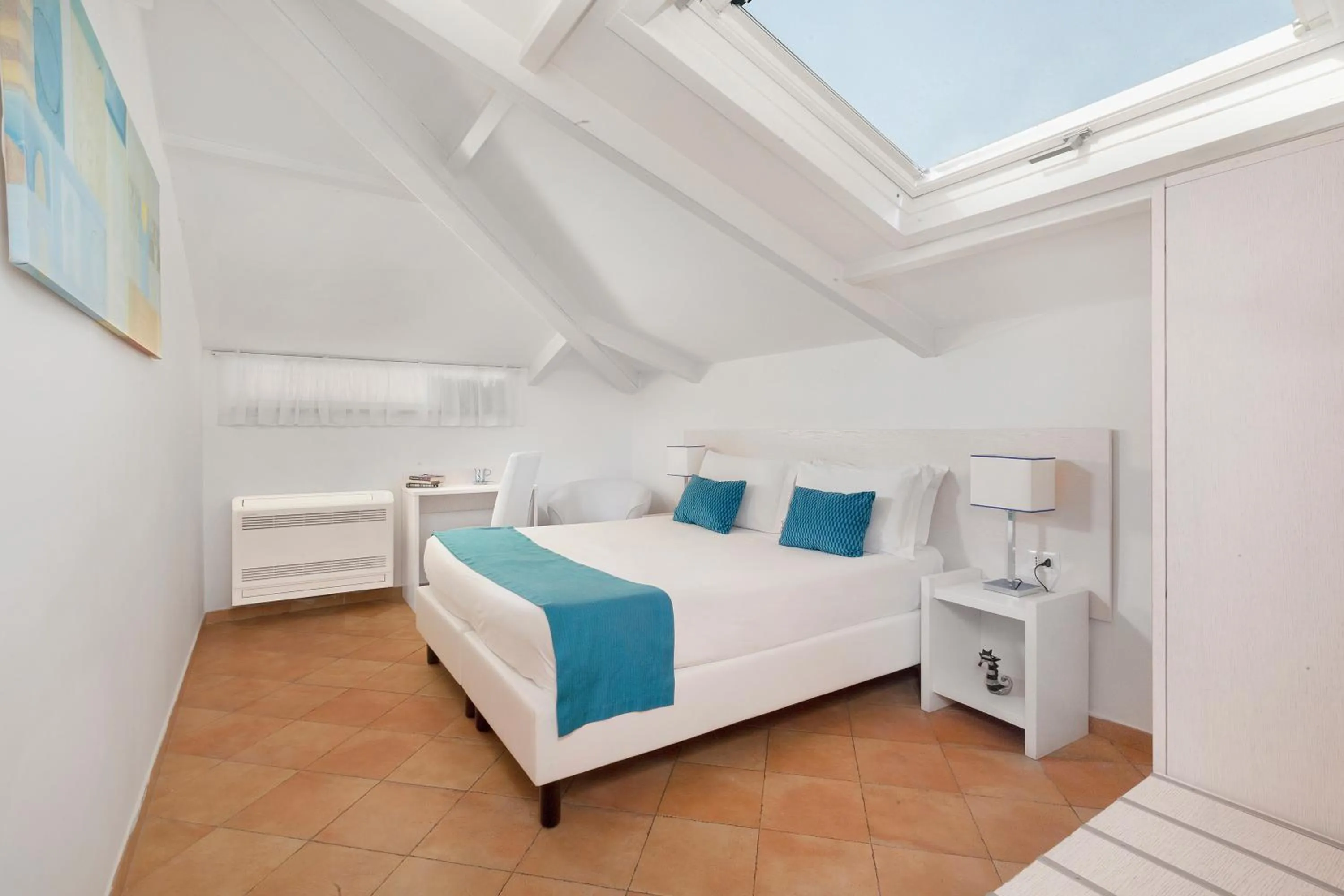 Living room, Bed in Hotel Tasso Suites & Spa