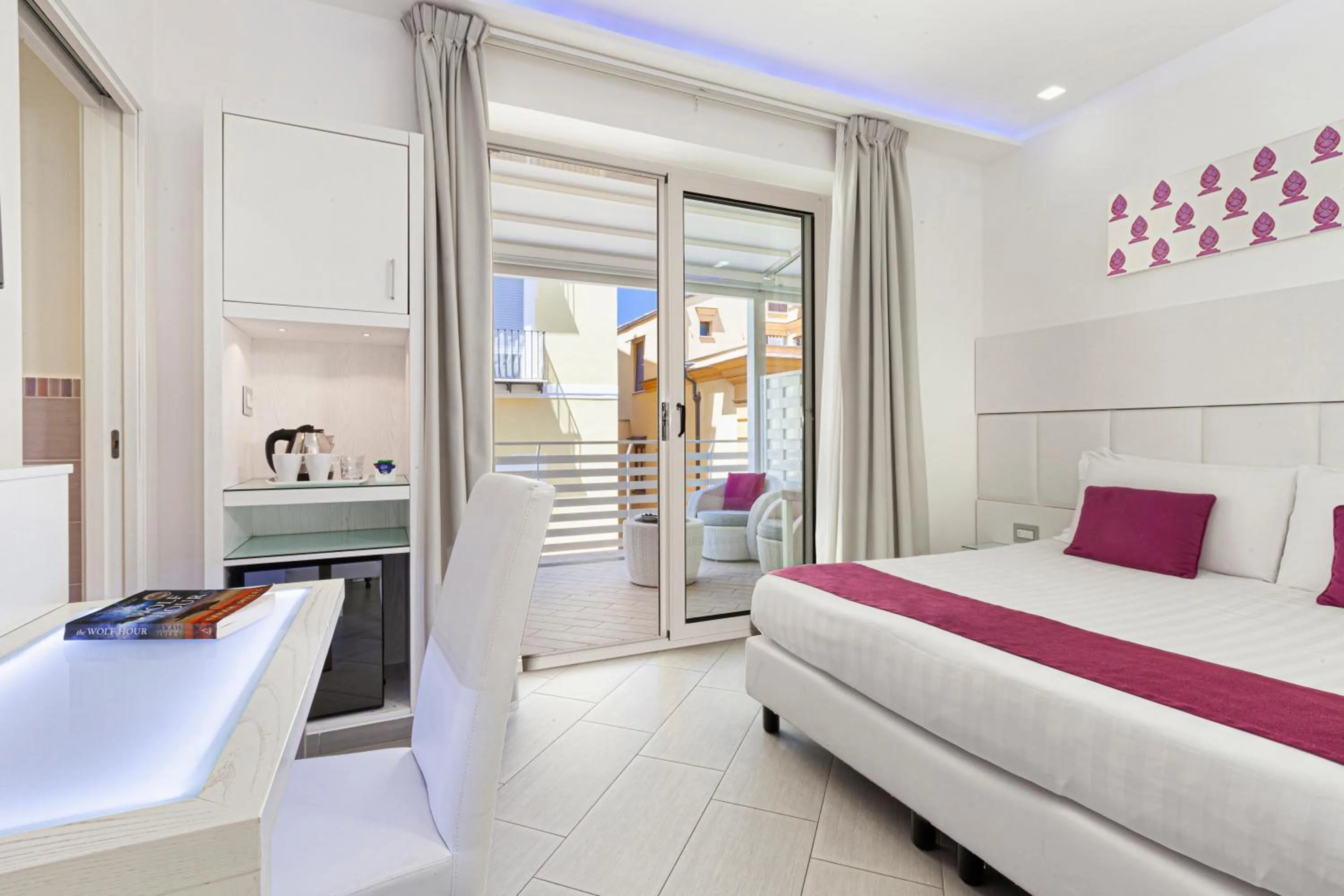 Bedroom, Bed in Hotel Tasso Suites & Spa