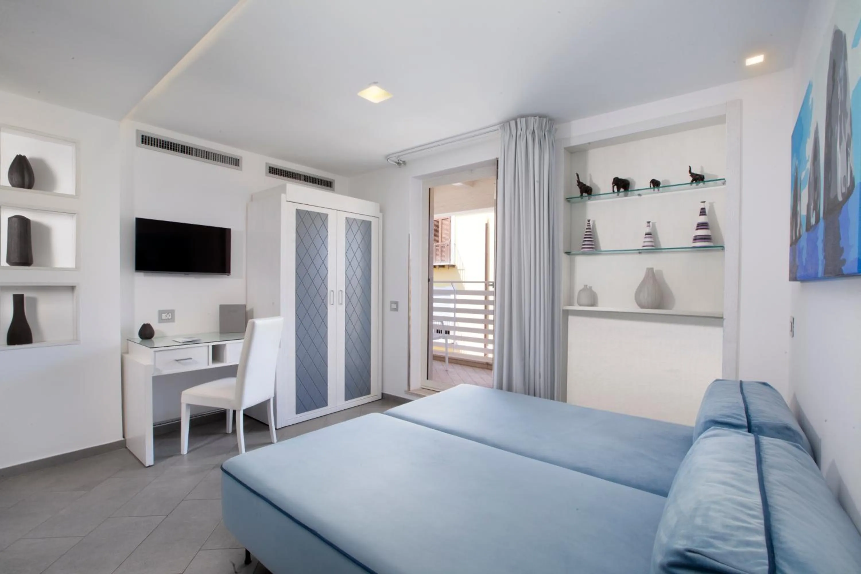 Photo of the whole room, Bed in Hotel Tasso Suites & Spa