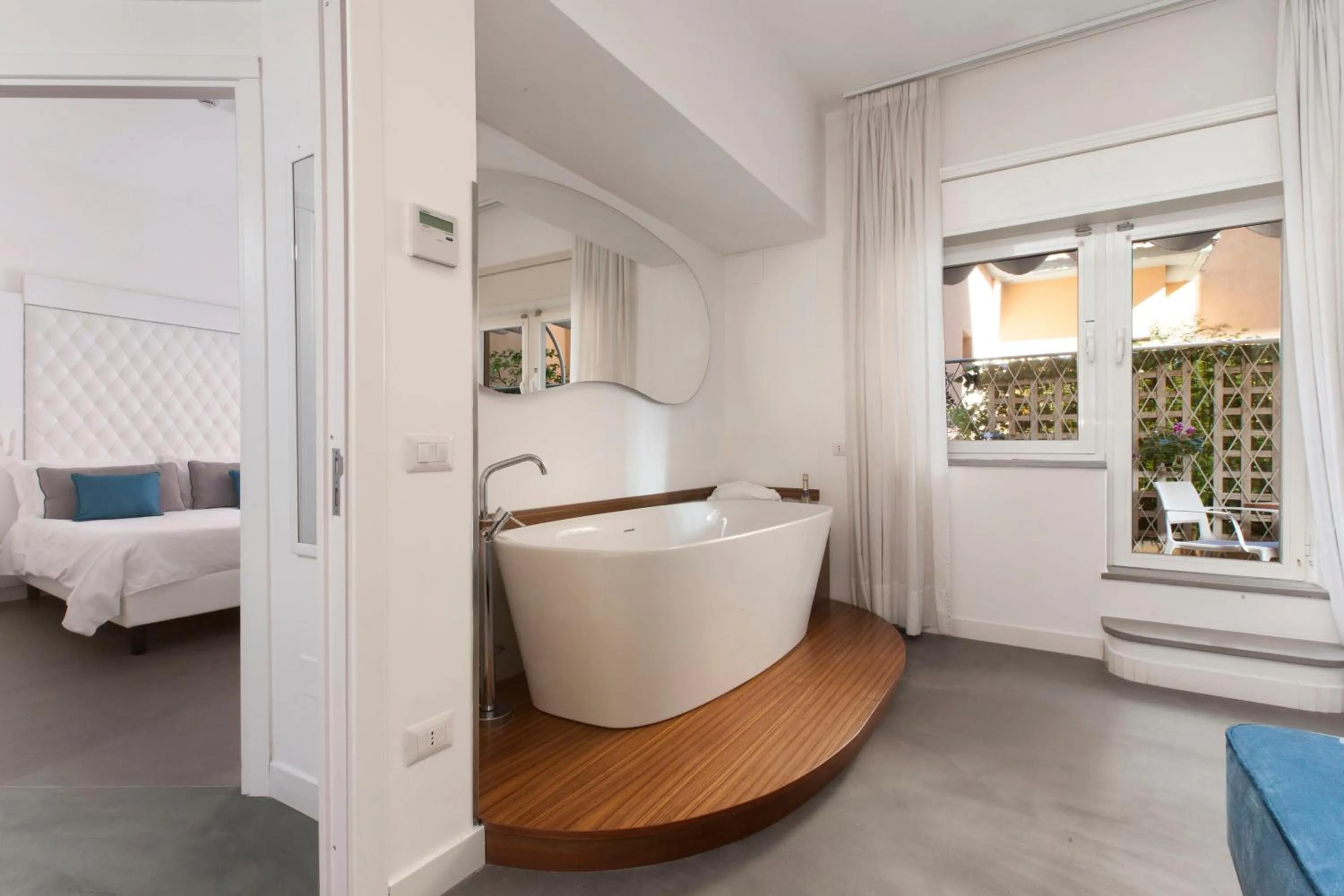 Bath, Bed in Hotel Tasso Suites & Spa