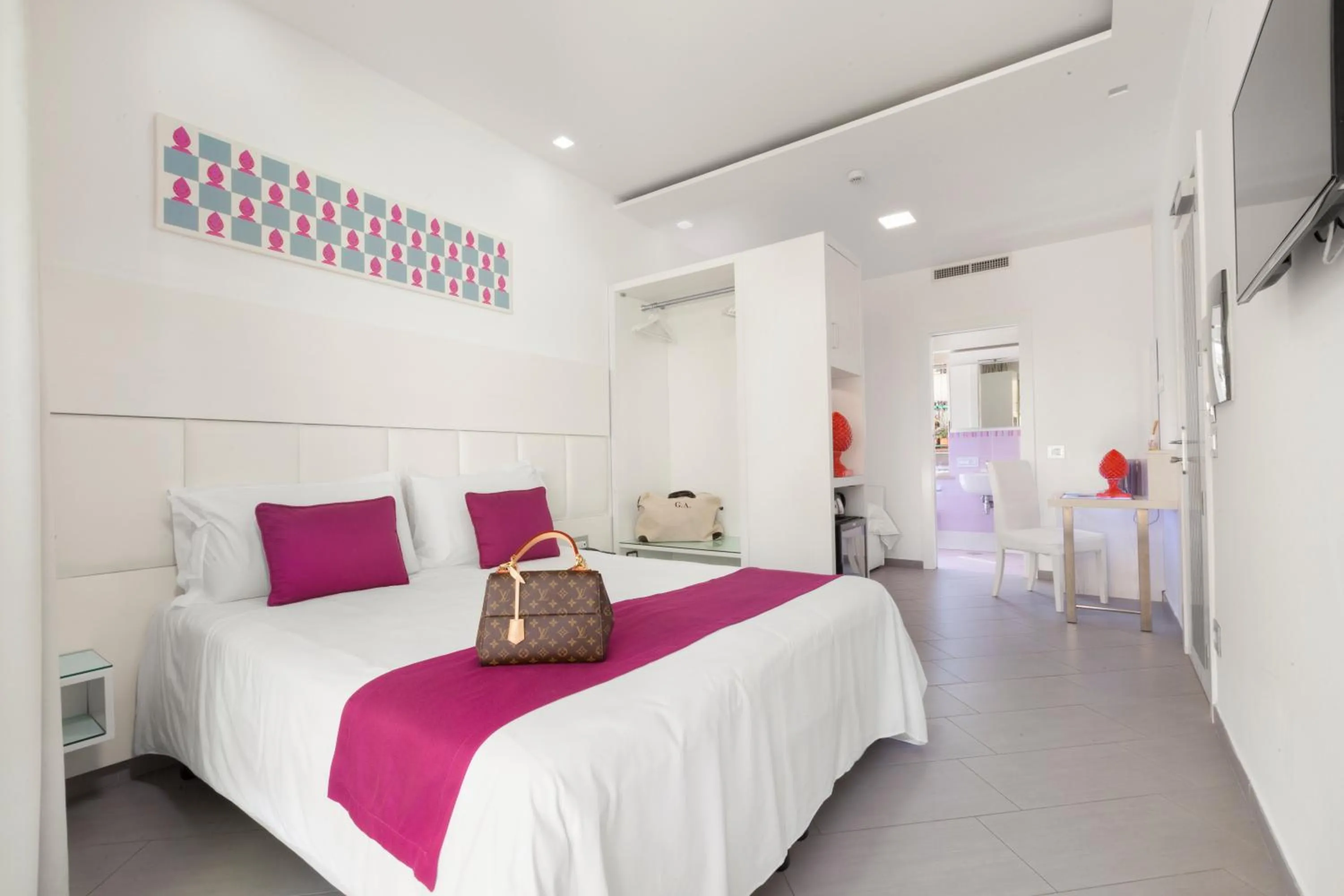 TV and multimedia, Bed in Hotel Tasso Suites & Spa