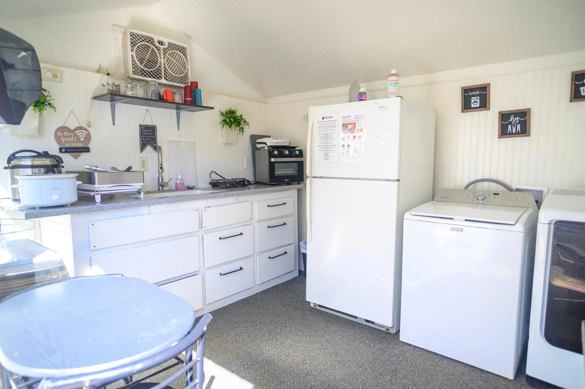 Communal kitchen in Genas's Sierra Inn & Restaurant