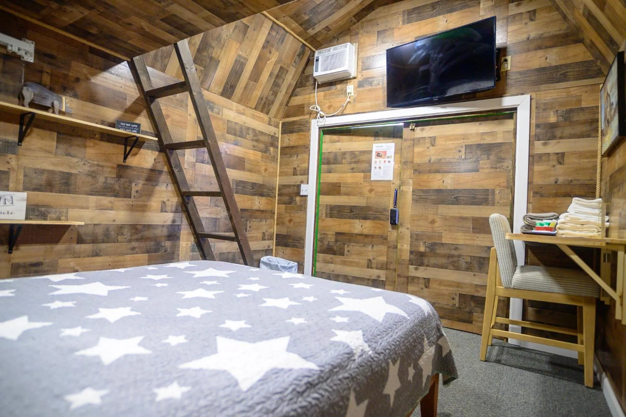 Bedroom, Bed in Genas's Sierra Inn & Restaurant