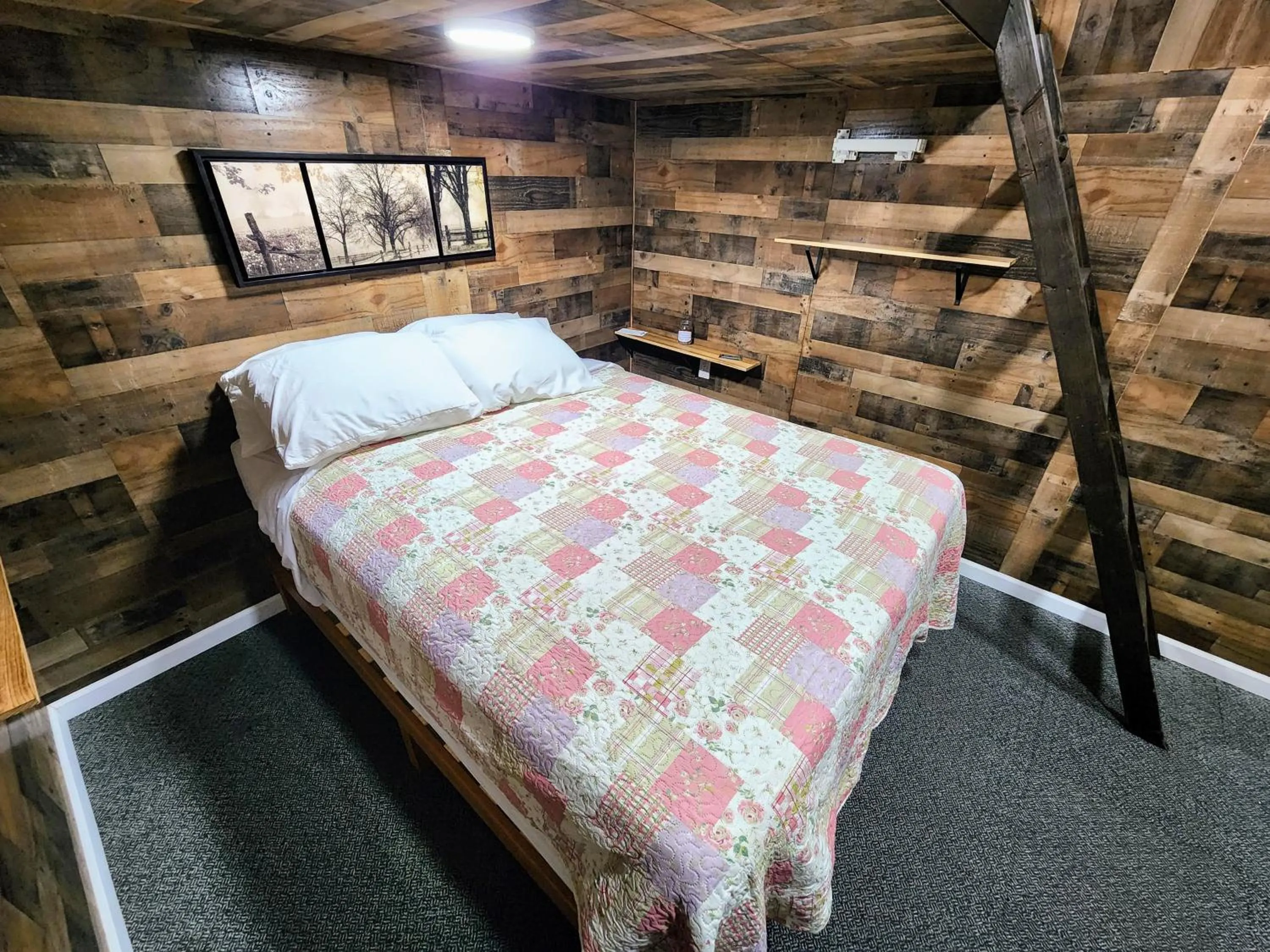 Bedroom, Bed in Genas's Sierra Inn & Restaurant