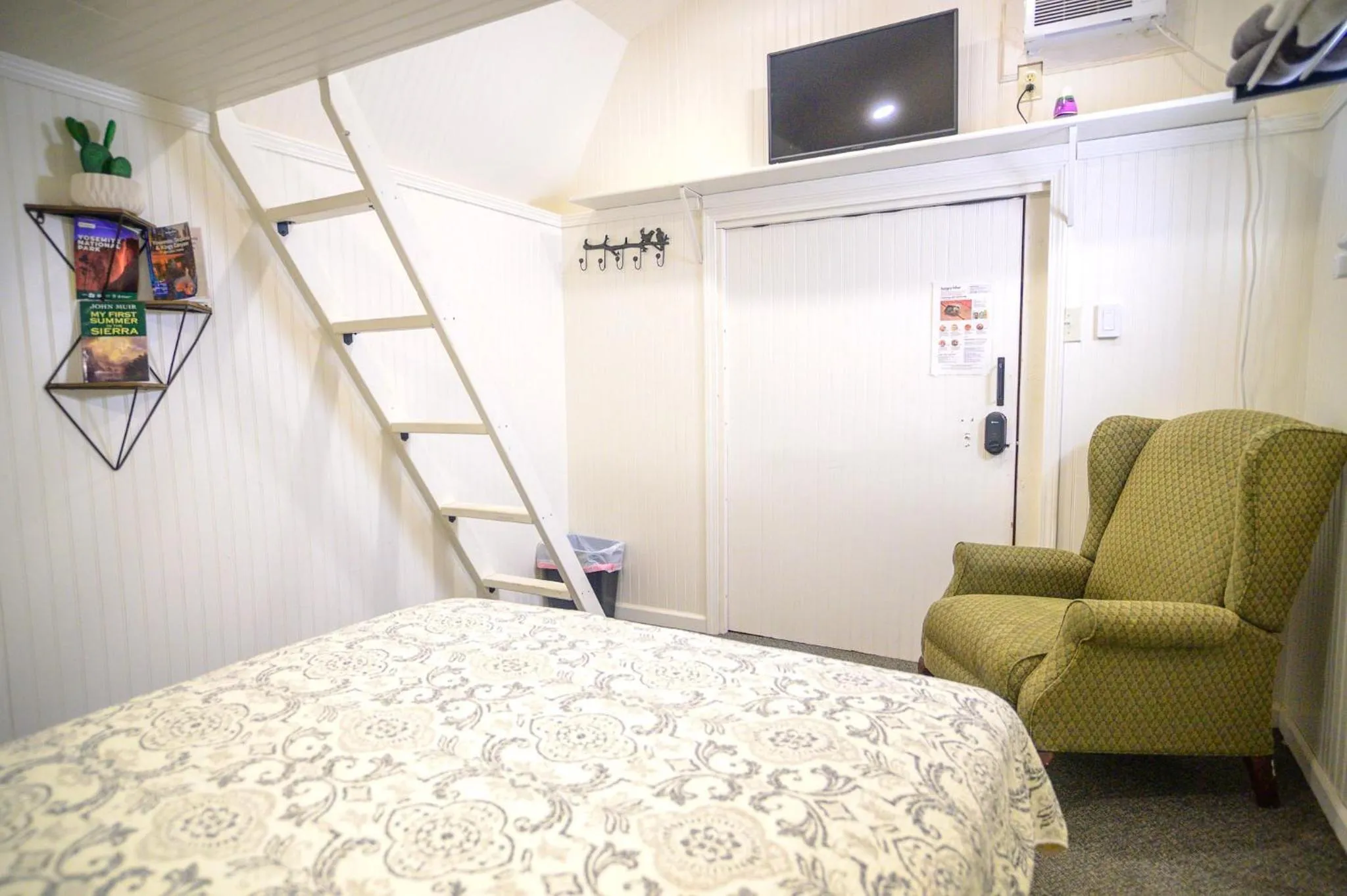 Bedroom, Bed in Genas's Sierra Inn & Restaurant