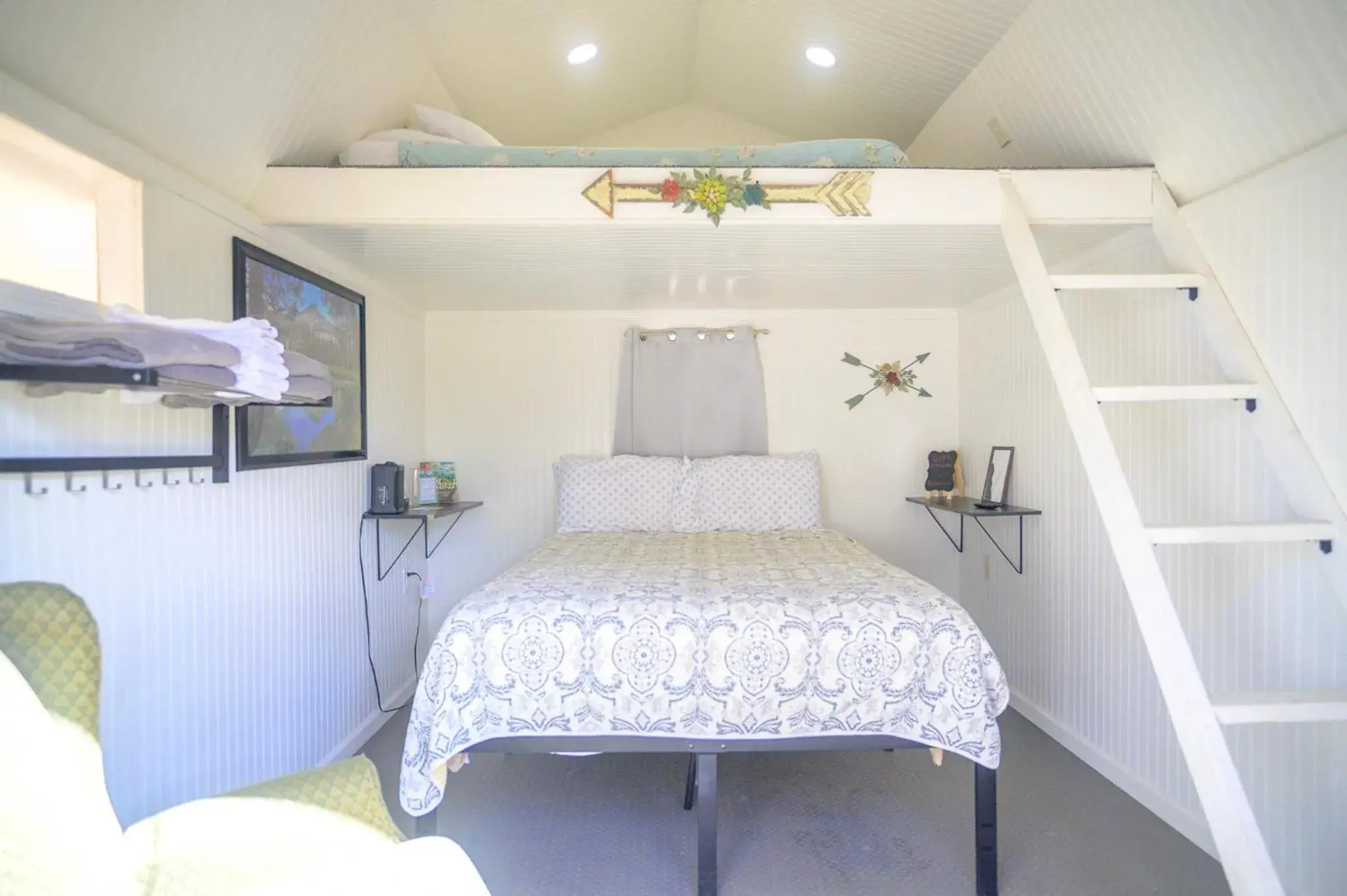 Deluxe Queen Studio in Genas's Sierra Inn & Restaurant Deluxe Queen Studio in Genas's Sierra Inn & Restaurant